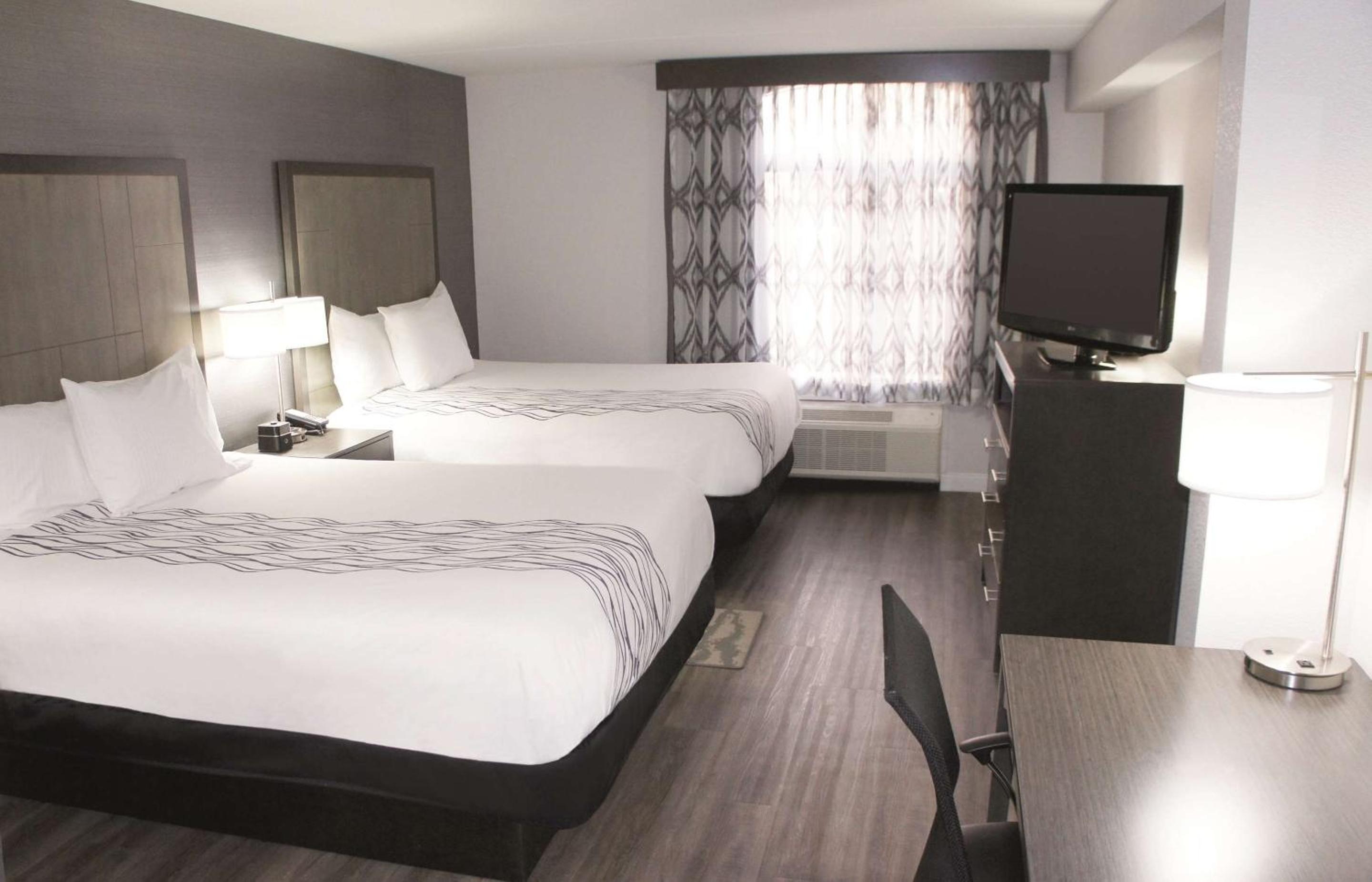 Queen Room with Two Queen Beds - Photo 2