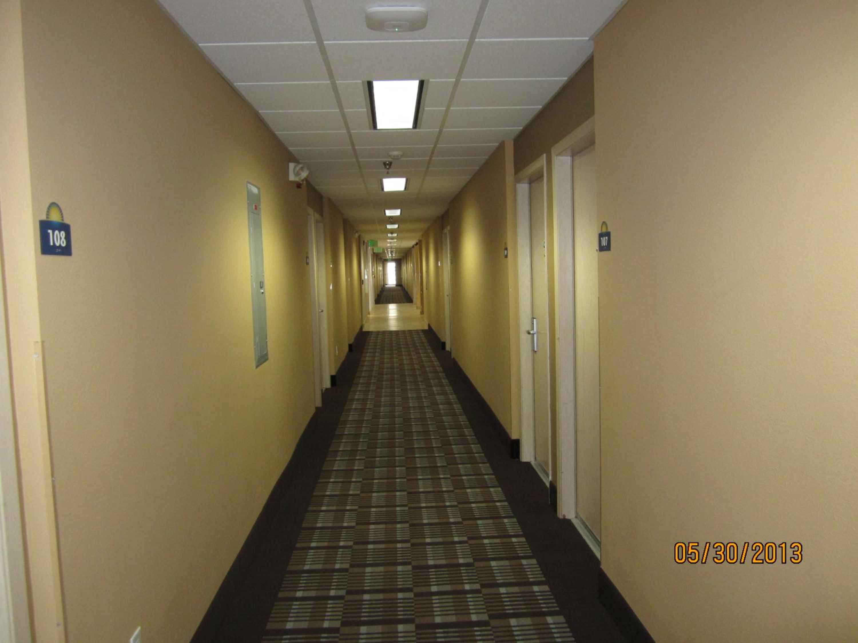 Queen Room with Two Queen Beds - Non-Smoking - Photo 3