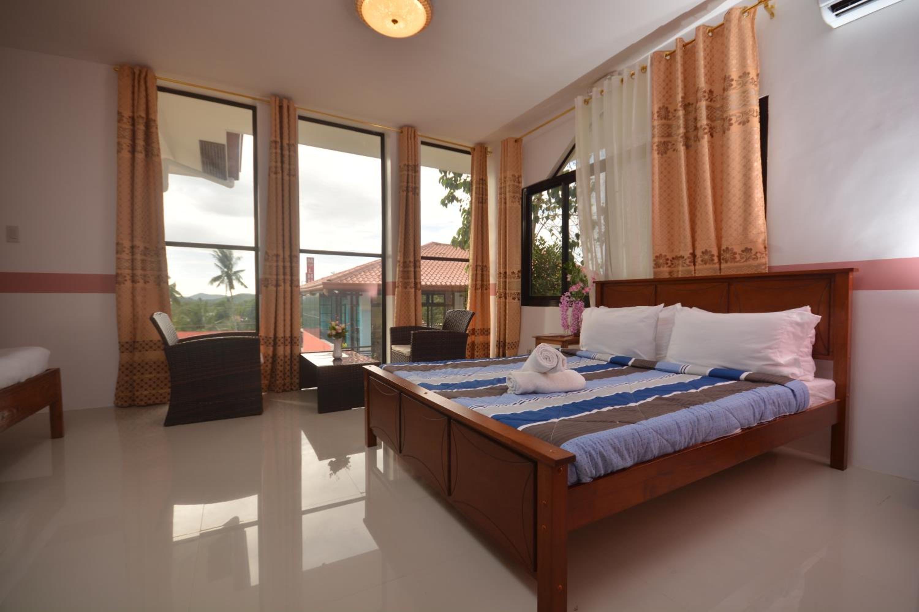 Deluxe Queen Room - Photo 9