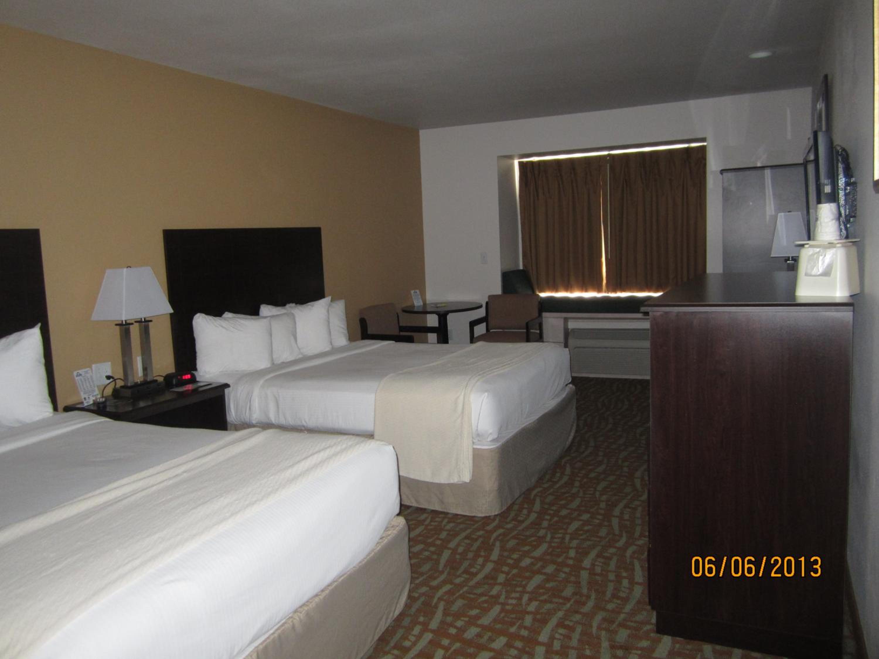 Queen Room with Two Queen Beds - Non-Smoking - Photo 1