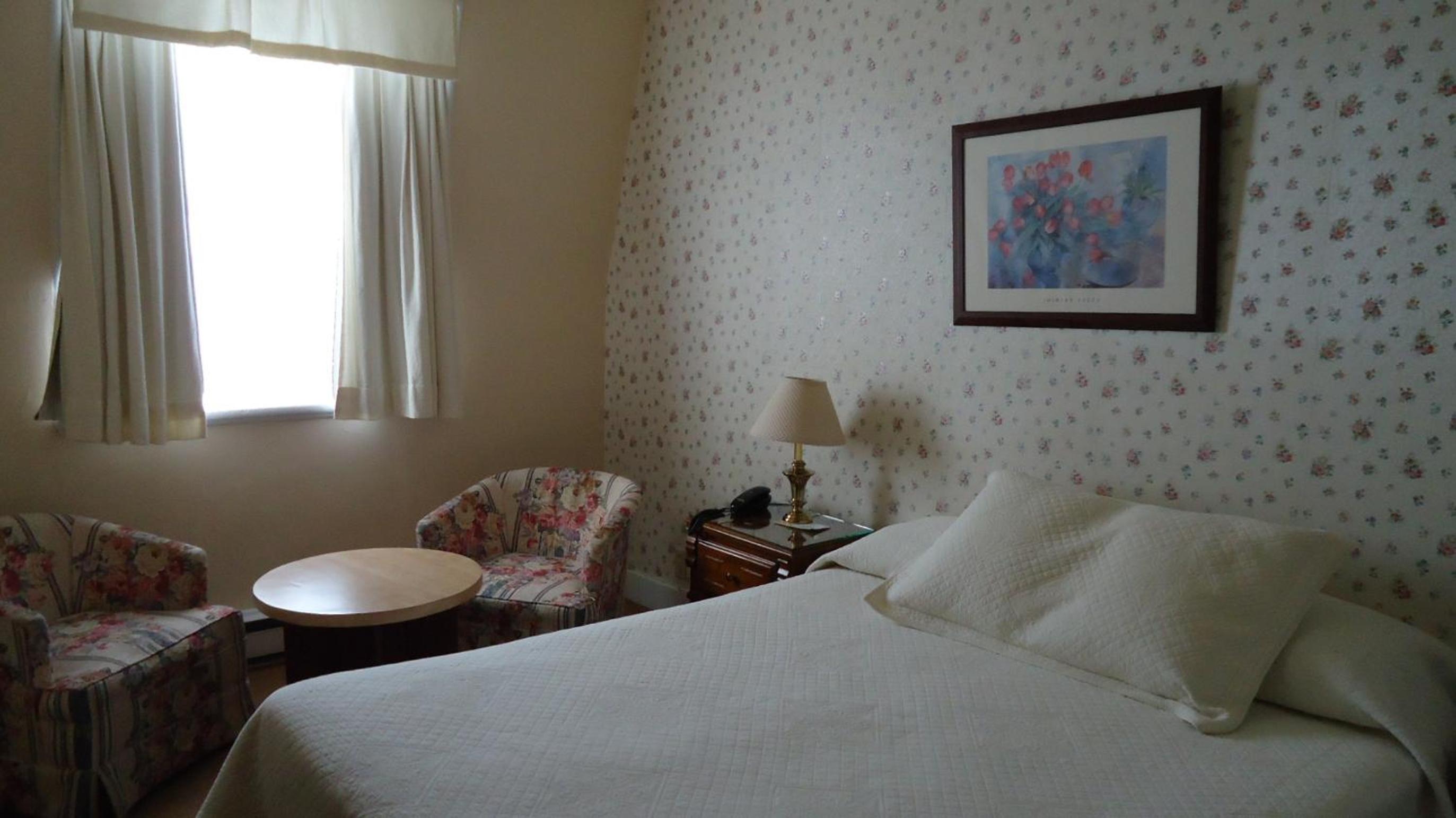 Queen Room - Non-Smoking