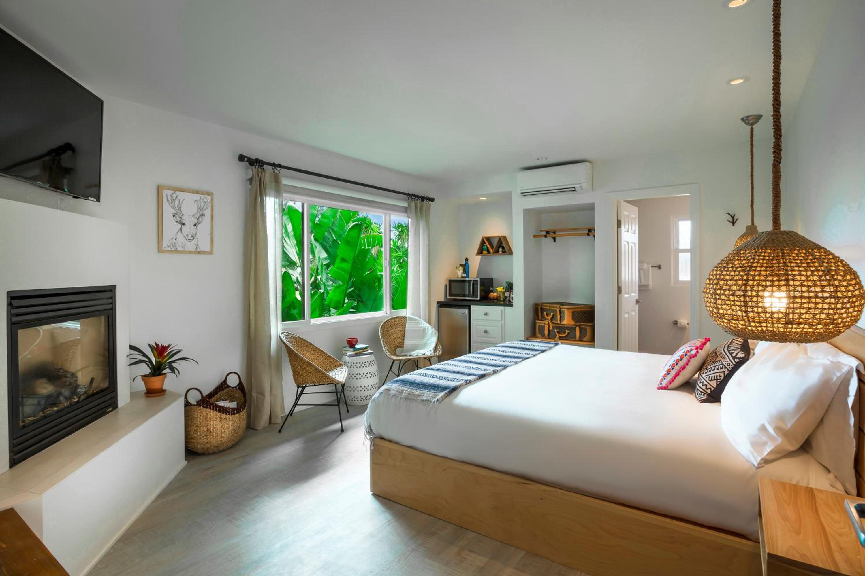Deluxe King Room with Ocean View, Fireplace photo 1