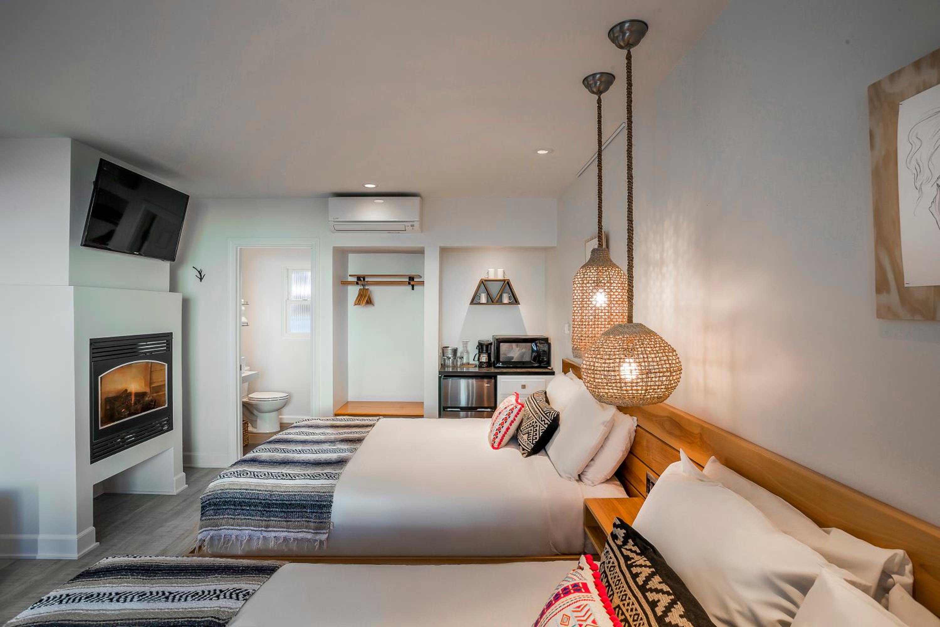 Double Queen Room with Pool View, Fireplace photo 3