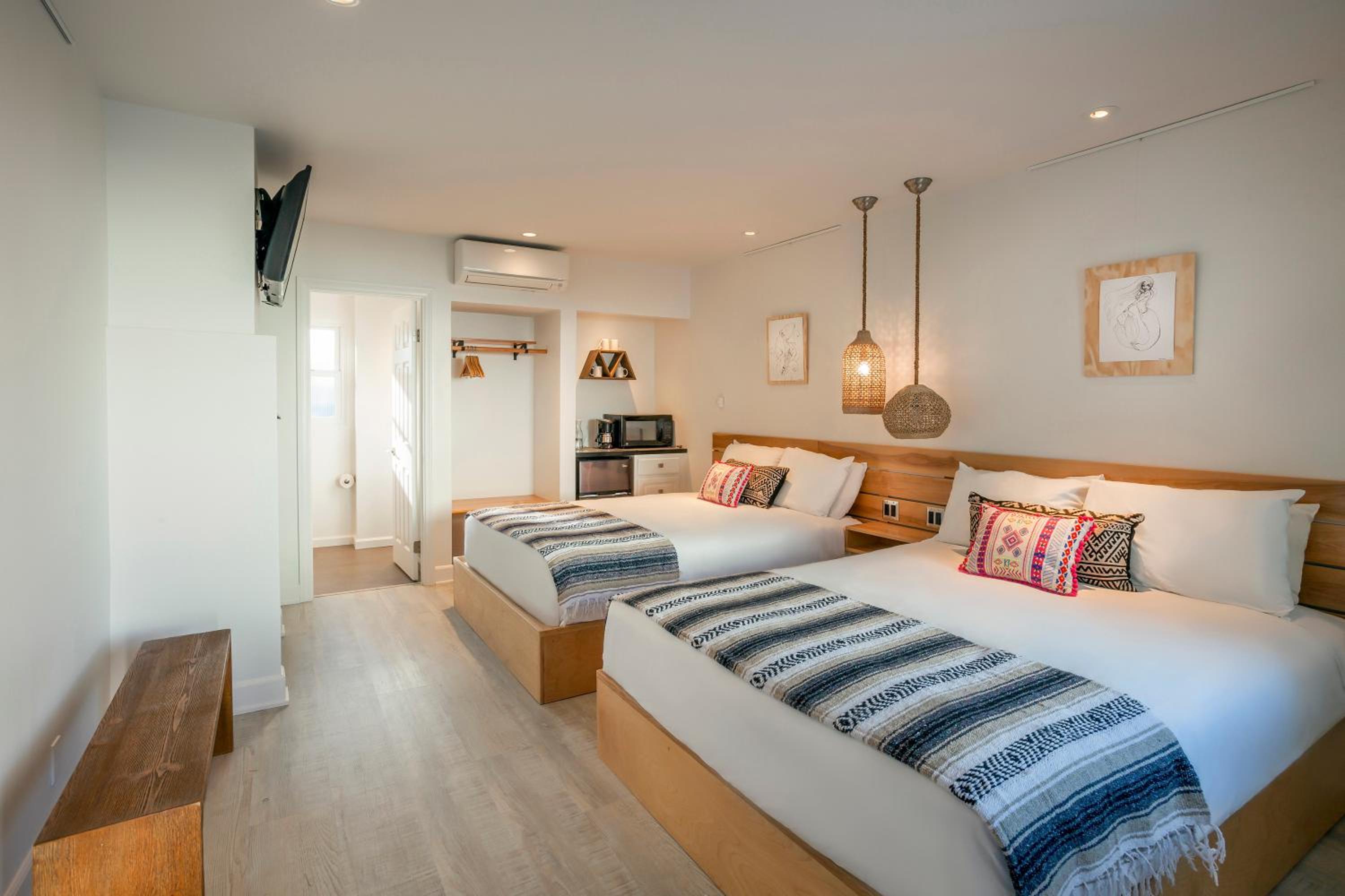 Double Queen Room with Pool View, Fireplace photo 1