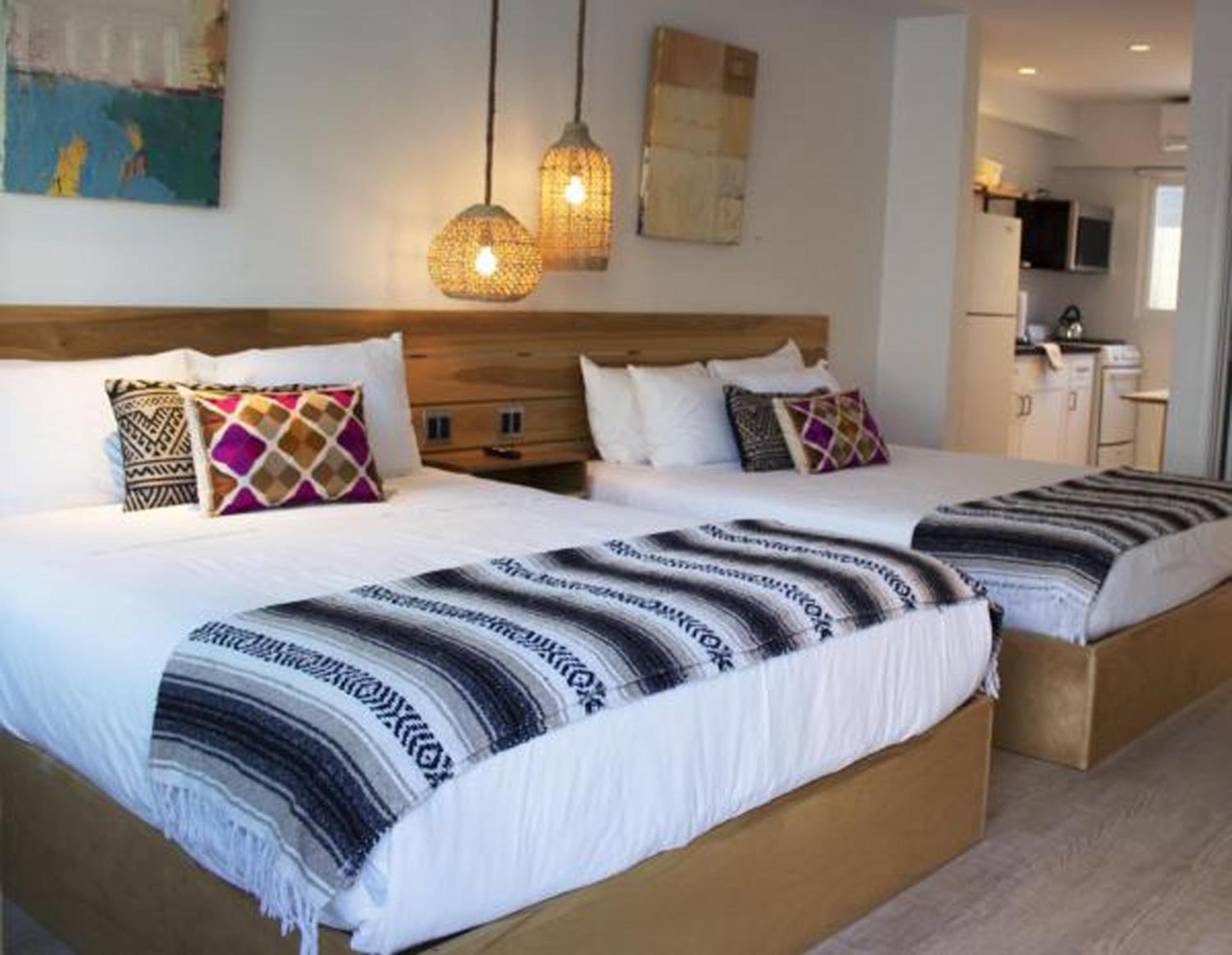 Double Queen Room with Pool View, Kitchen photo 1