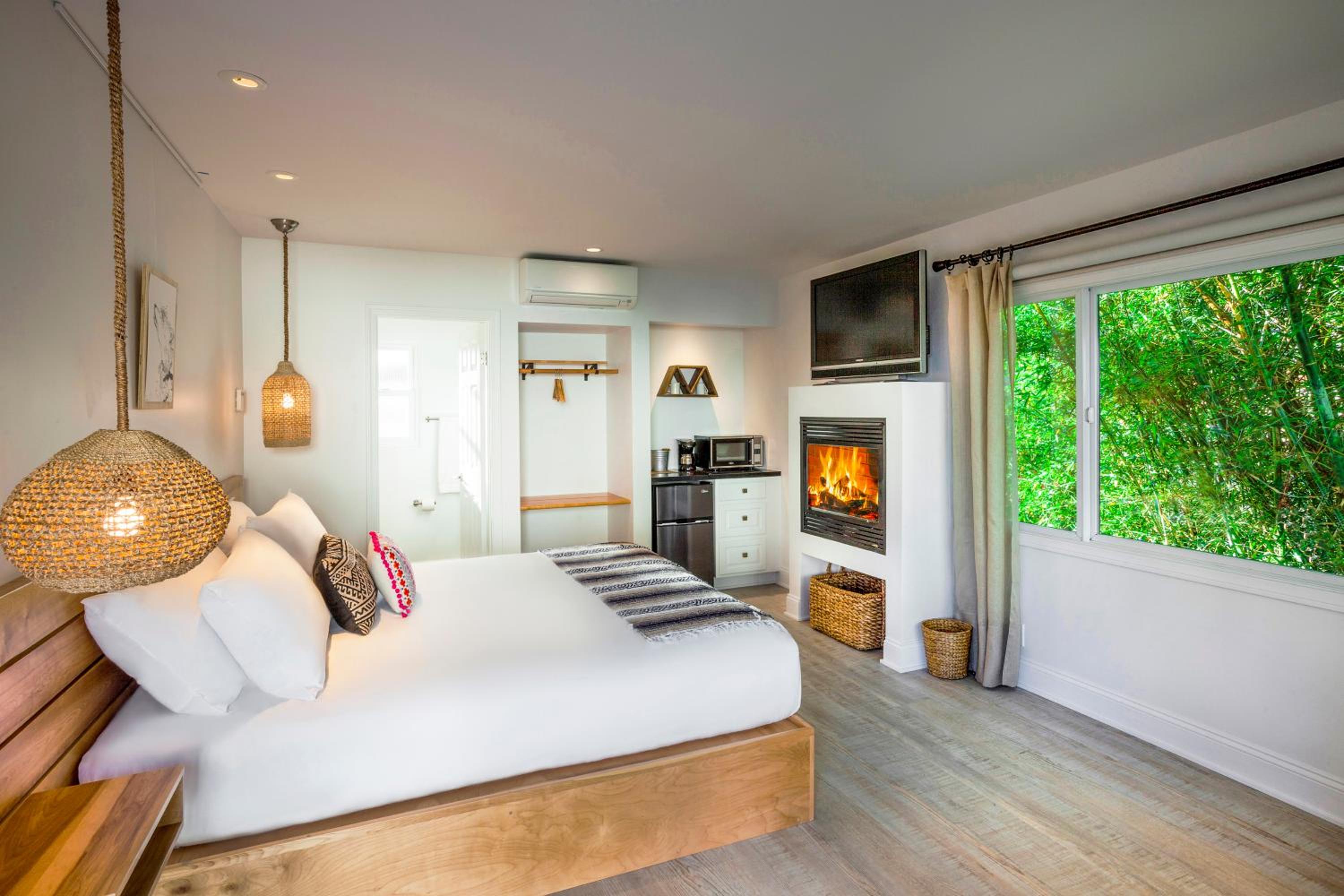 King Room with Pool View, Fireplace photo 1
