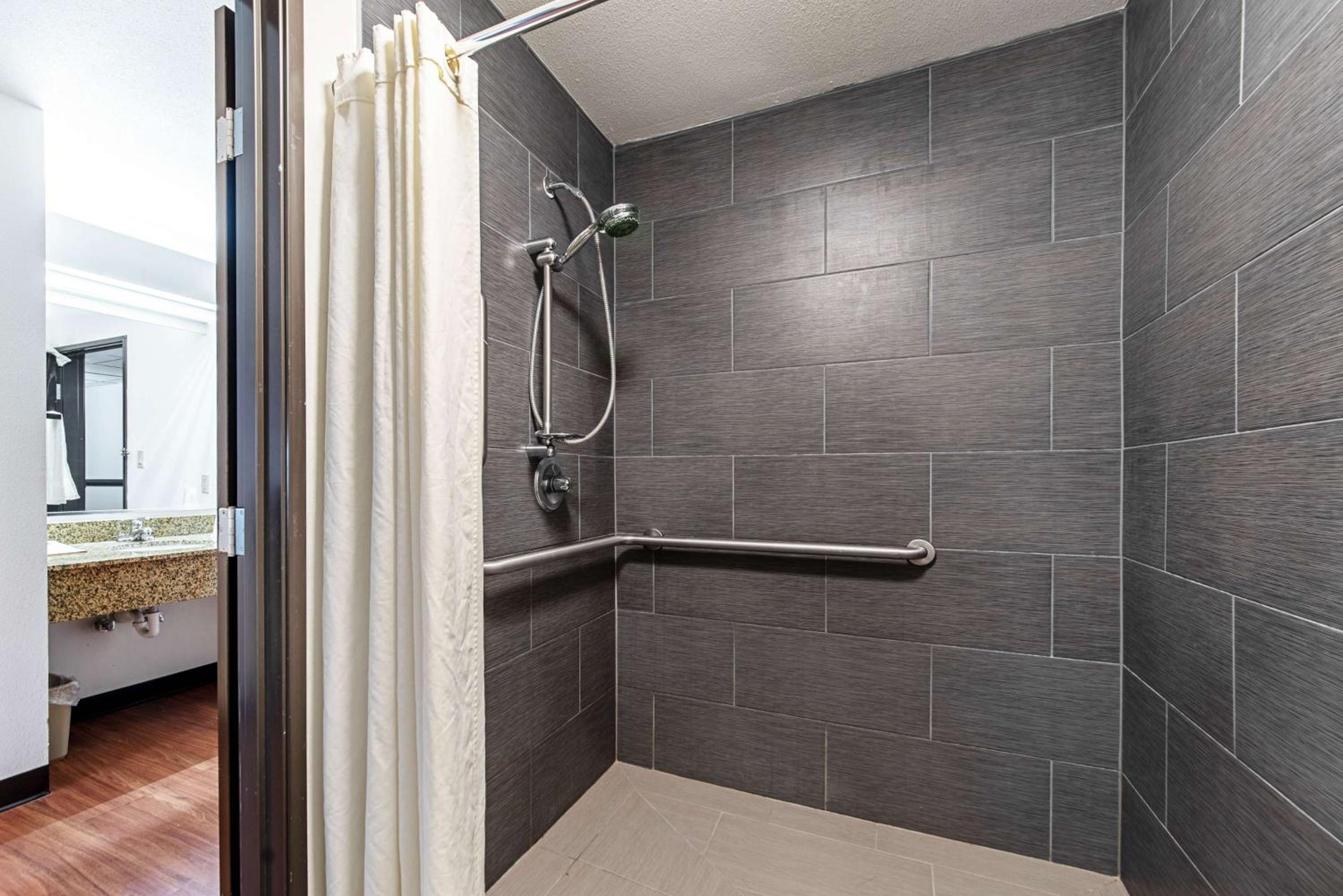 Double Room - Disability Access - Roll In Shower - Photo 5