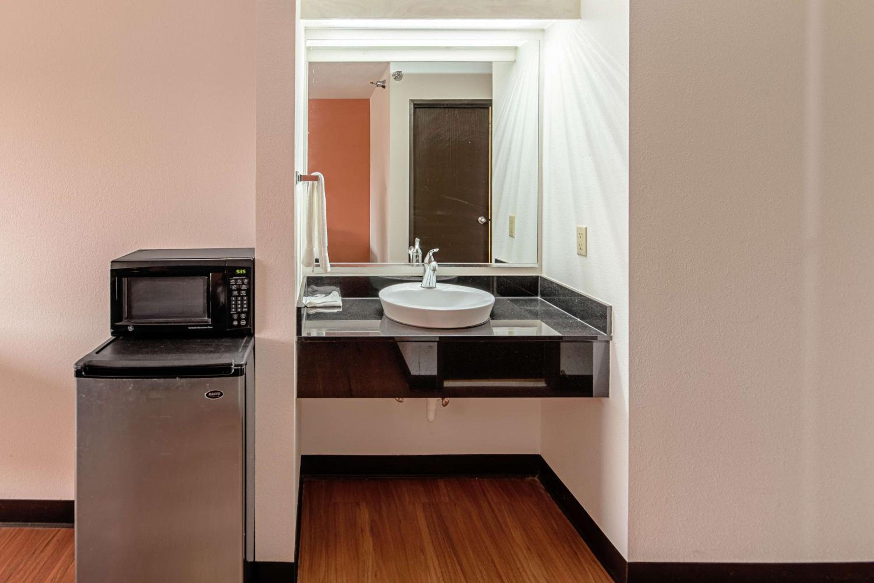 King Room - Non-Smoking - Photo 6
