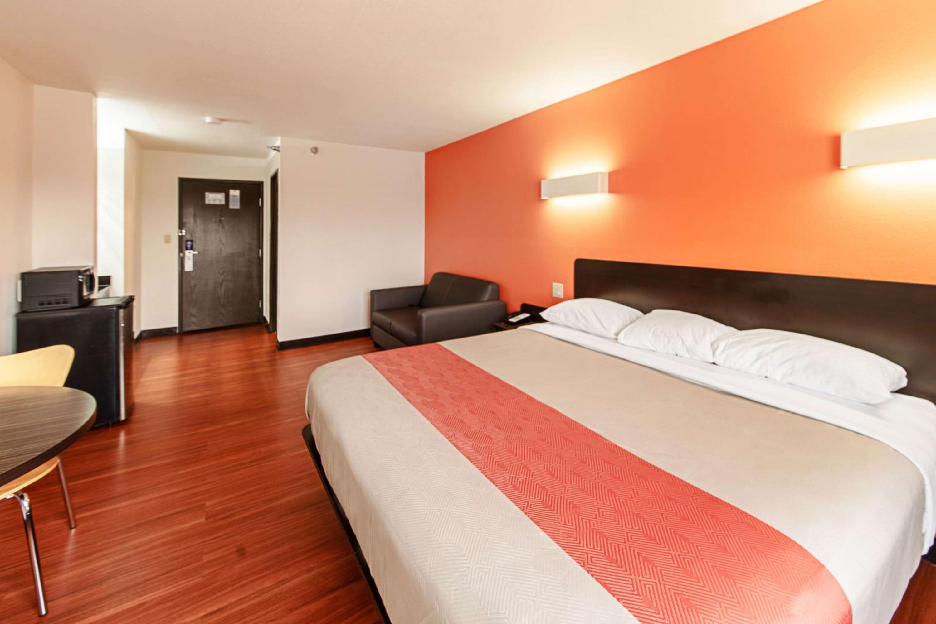 Deluxe King Room - Non-Smoking - Photo 3