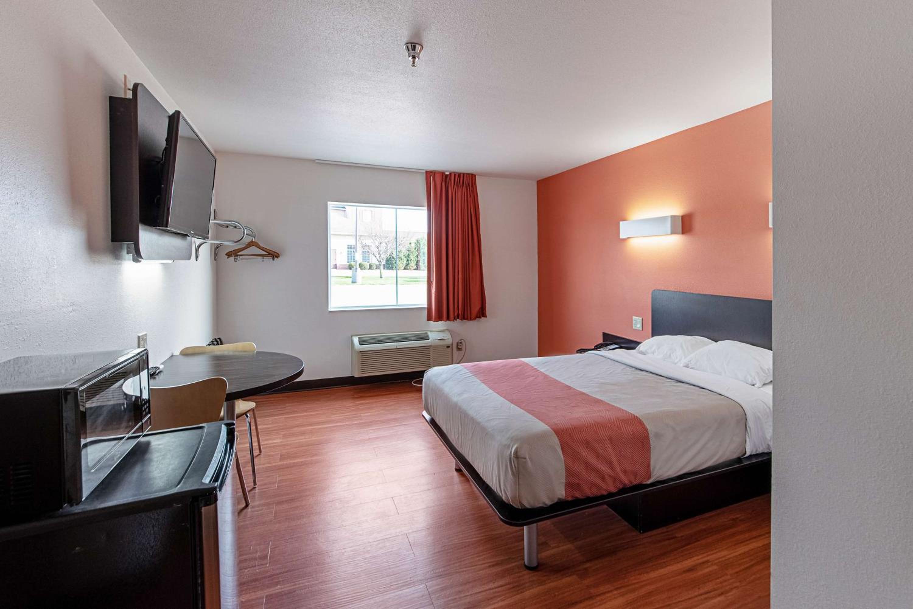 Double Room - Disability Access - Roll In Shower - Photo 4