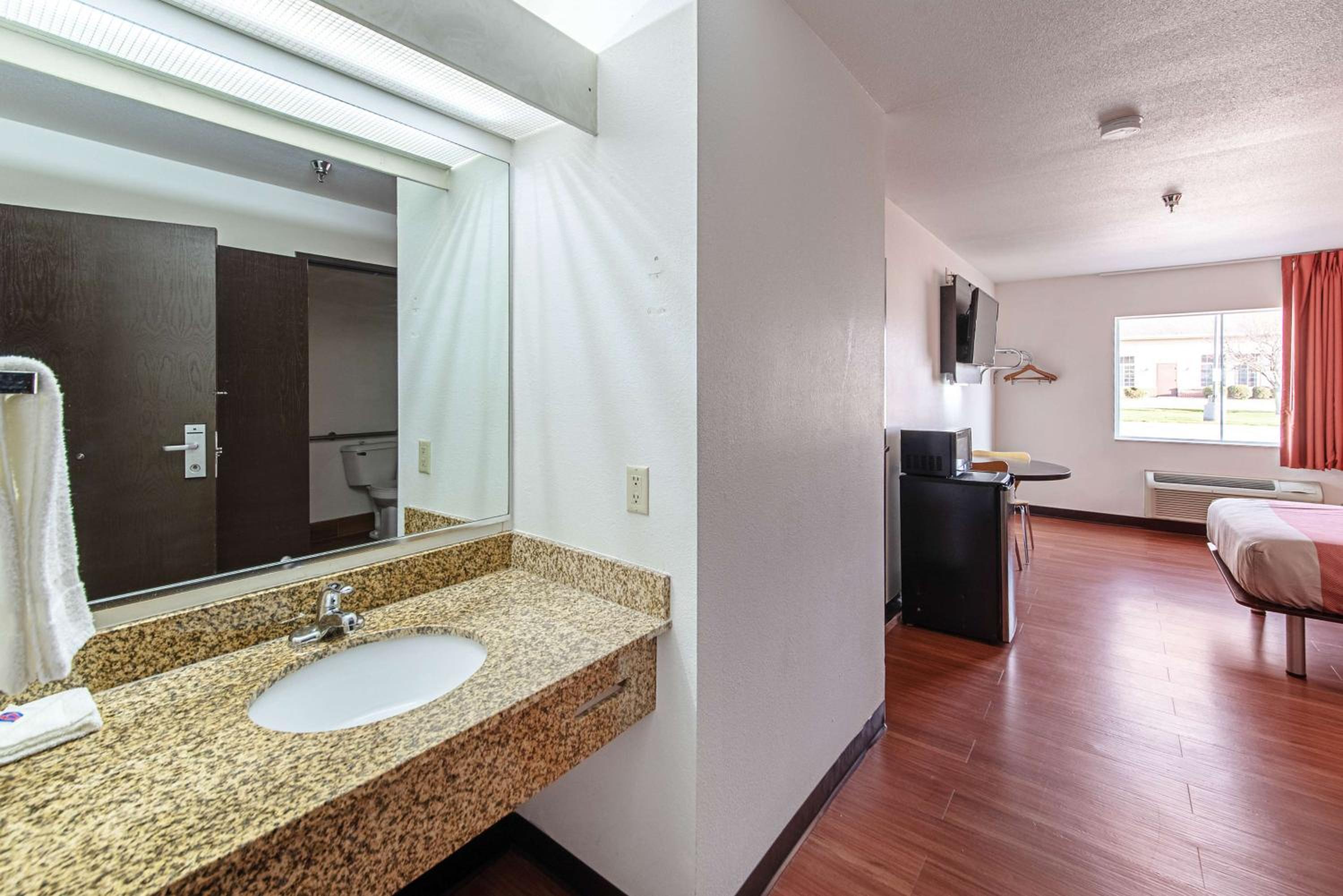 Double Room - Disability Access - Roll In Shower - Photo 3