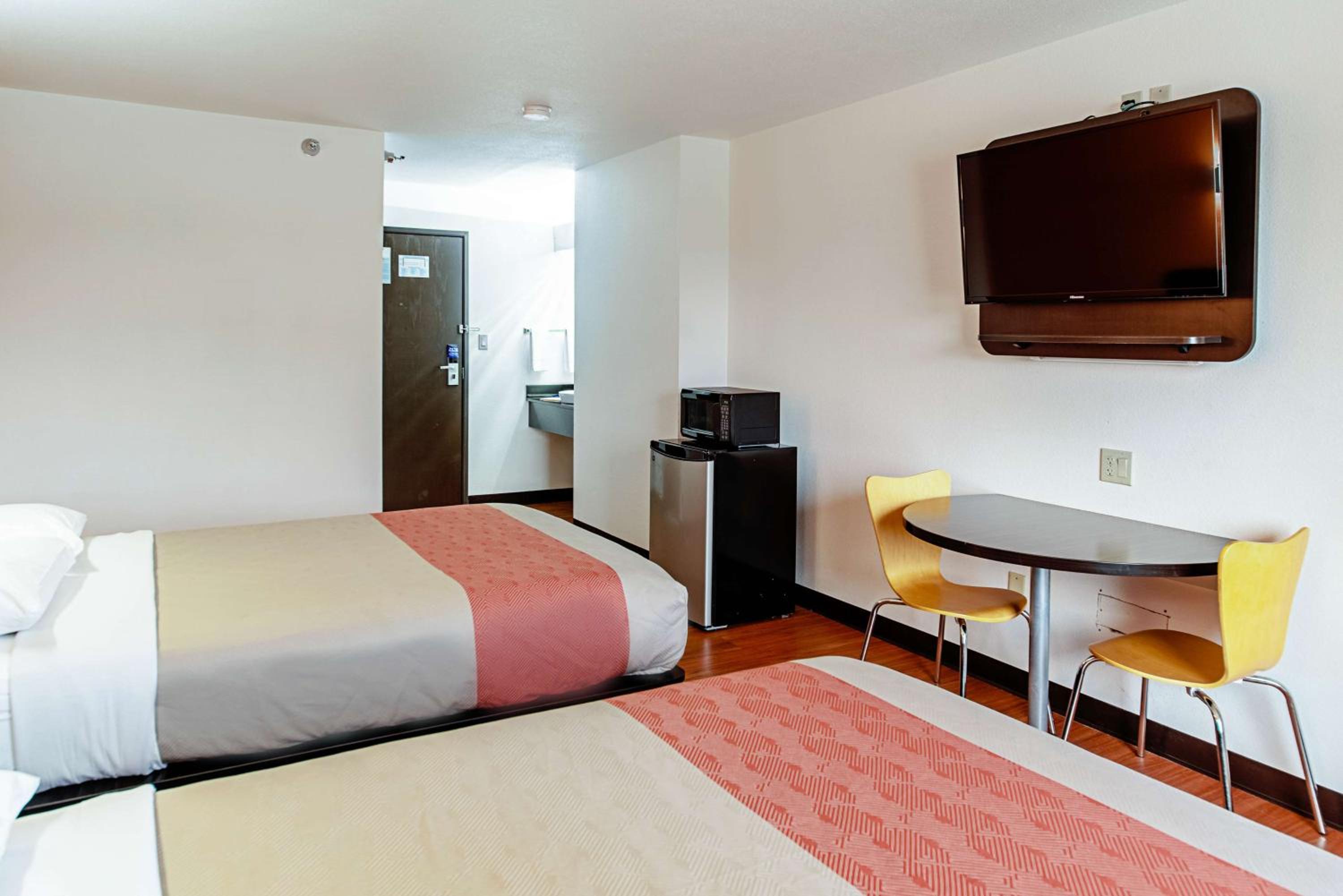 Quadruple Room - Non-Smoking - Photo 4