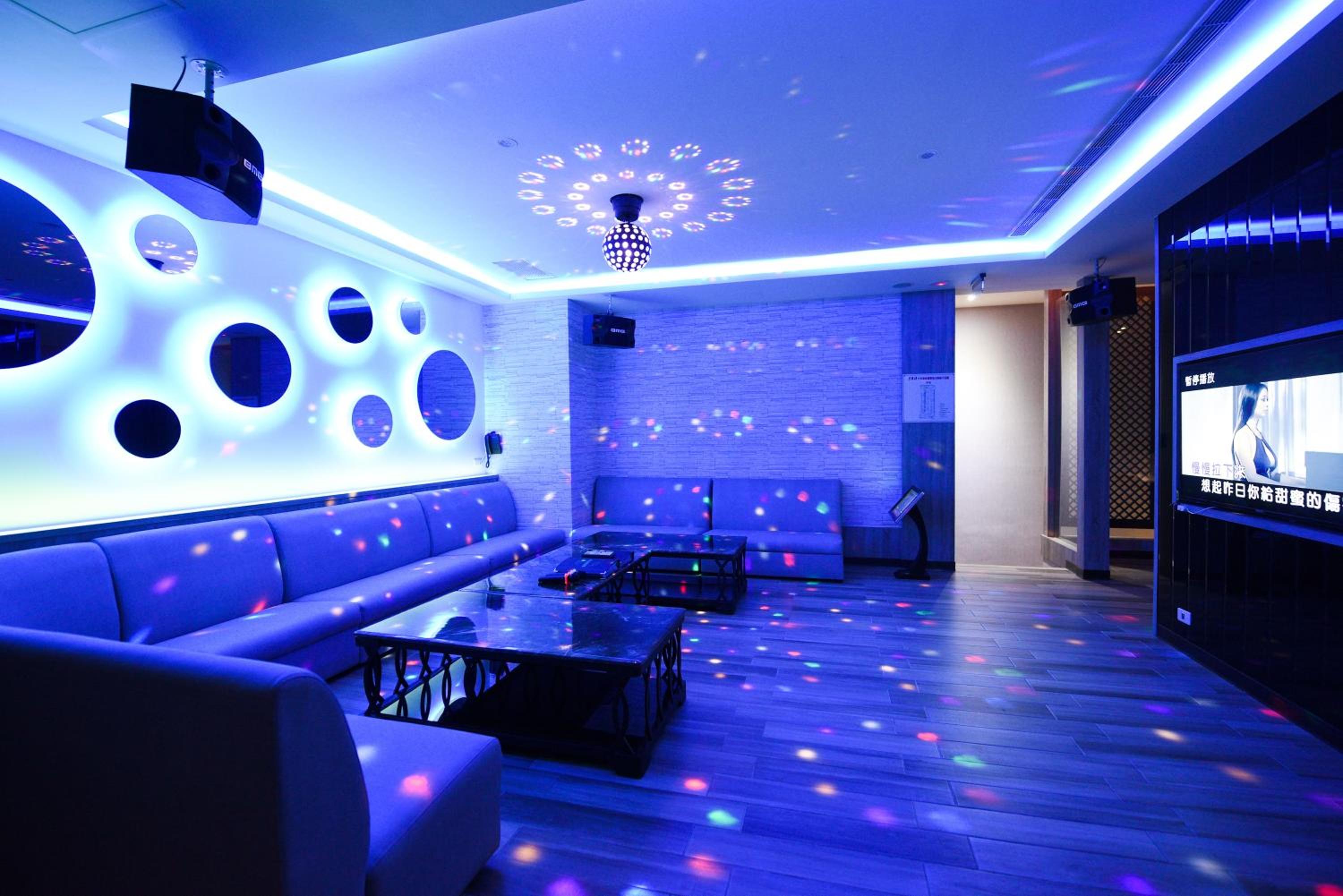 Deluxe Queen Room with Karaoke Facilities photo 3