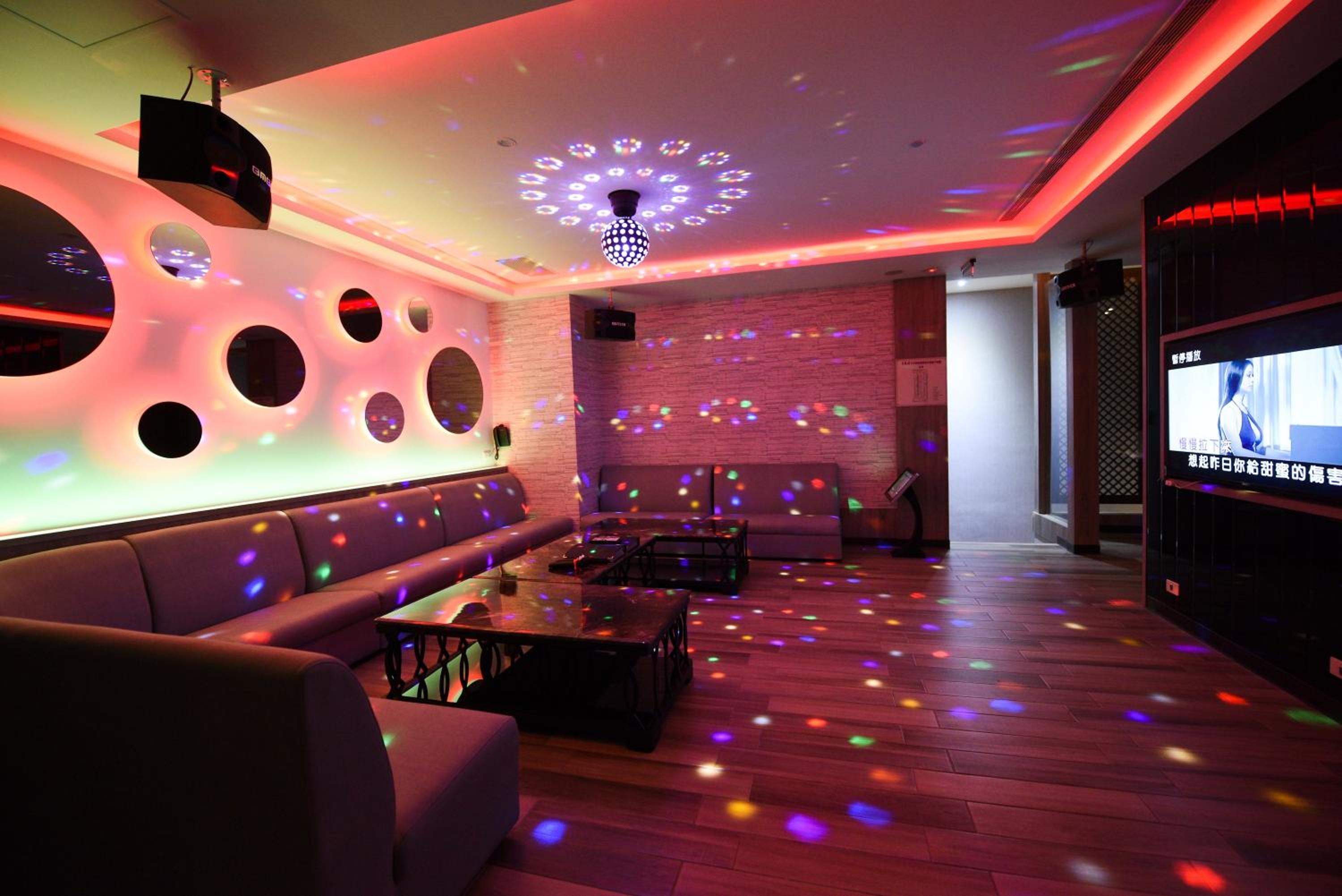 Deluxe Queen Room with Karaoke Facilities photo 1