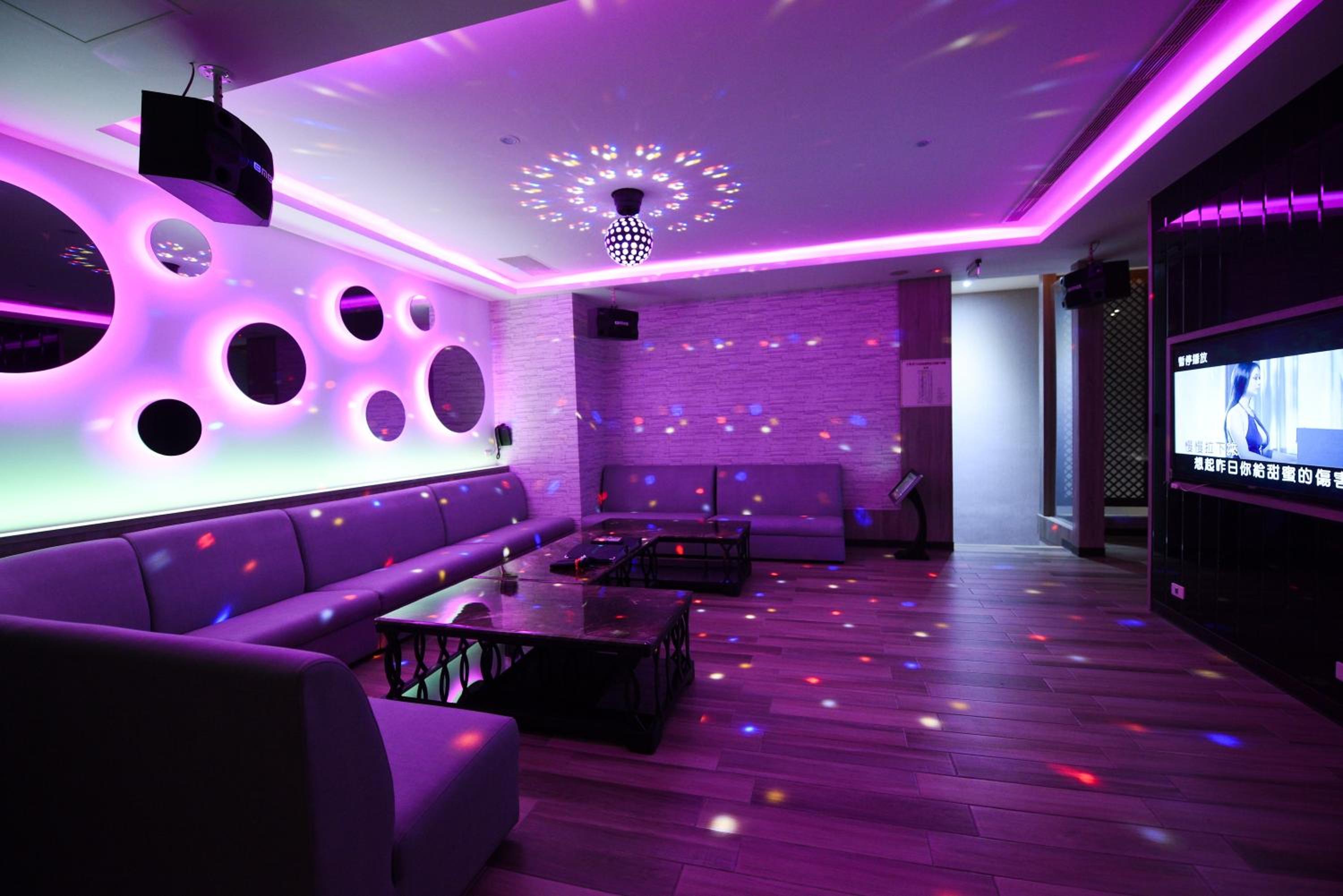 Deluxe Queen Room with Karaoke Facilities photo 2