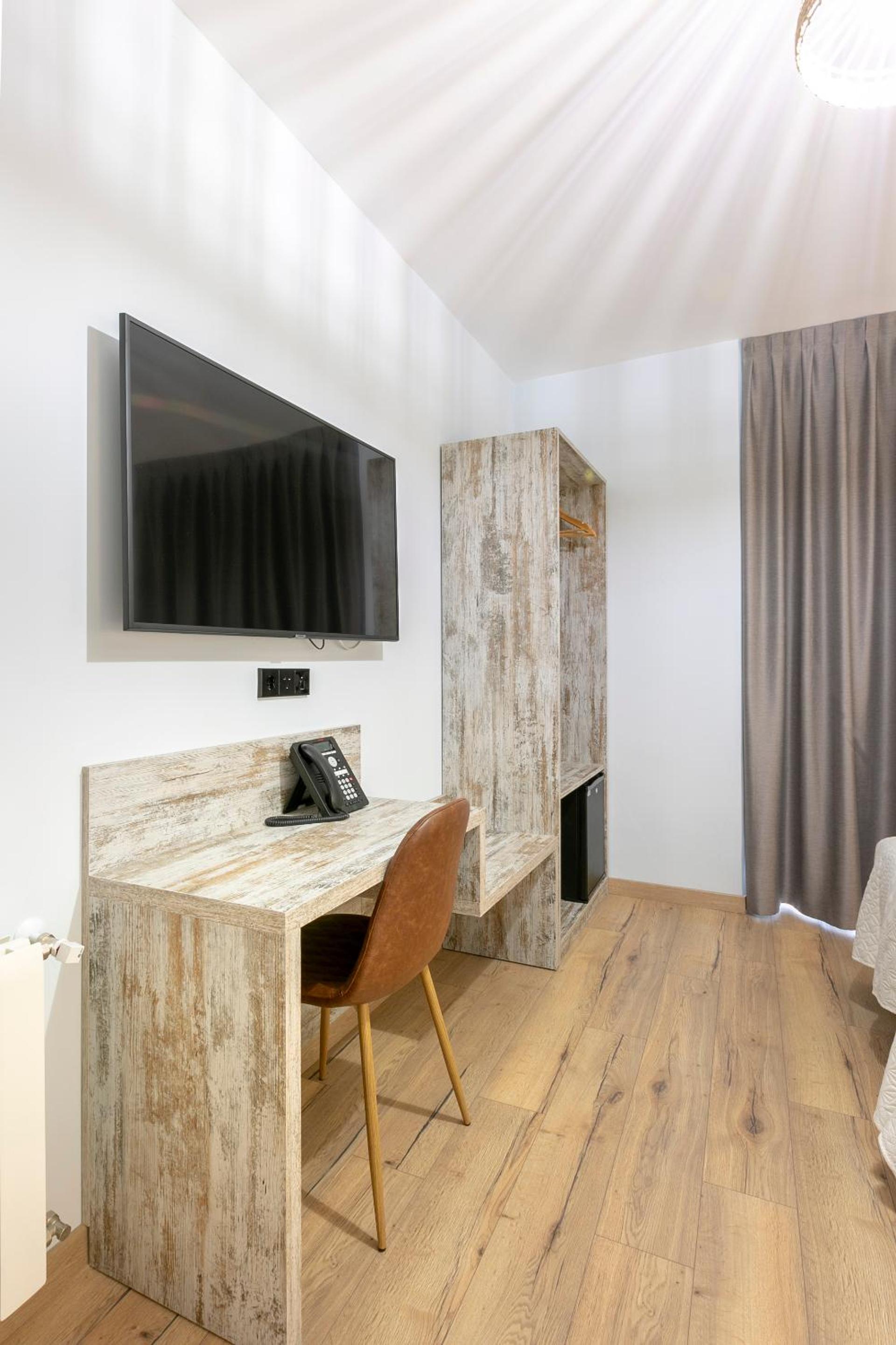 Double Room - Photo 2