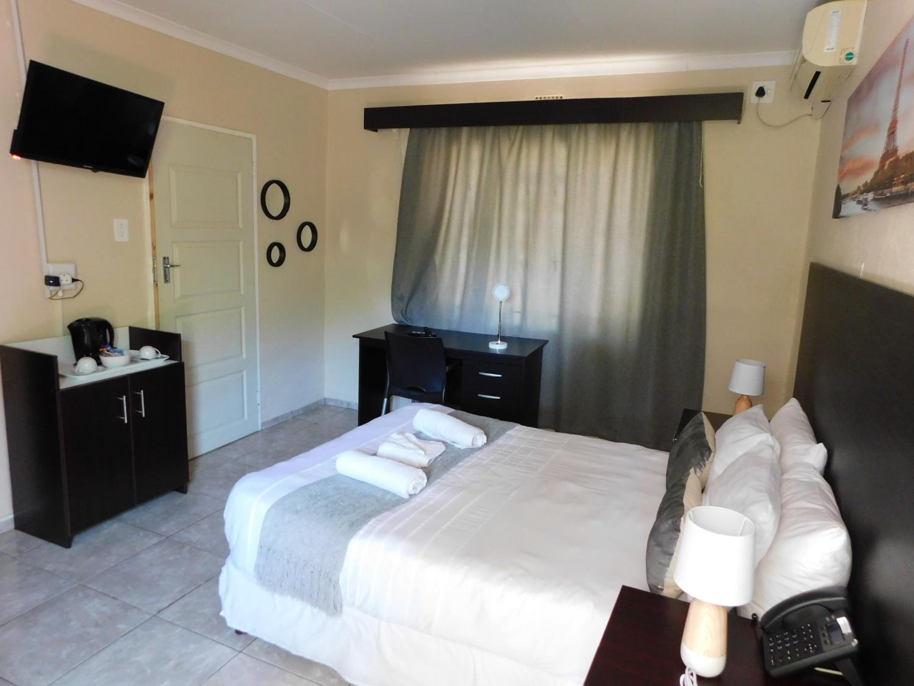 Deluxe Double Room with Shower - Photo 2
