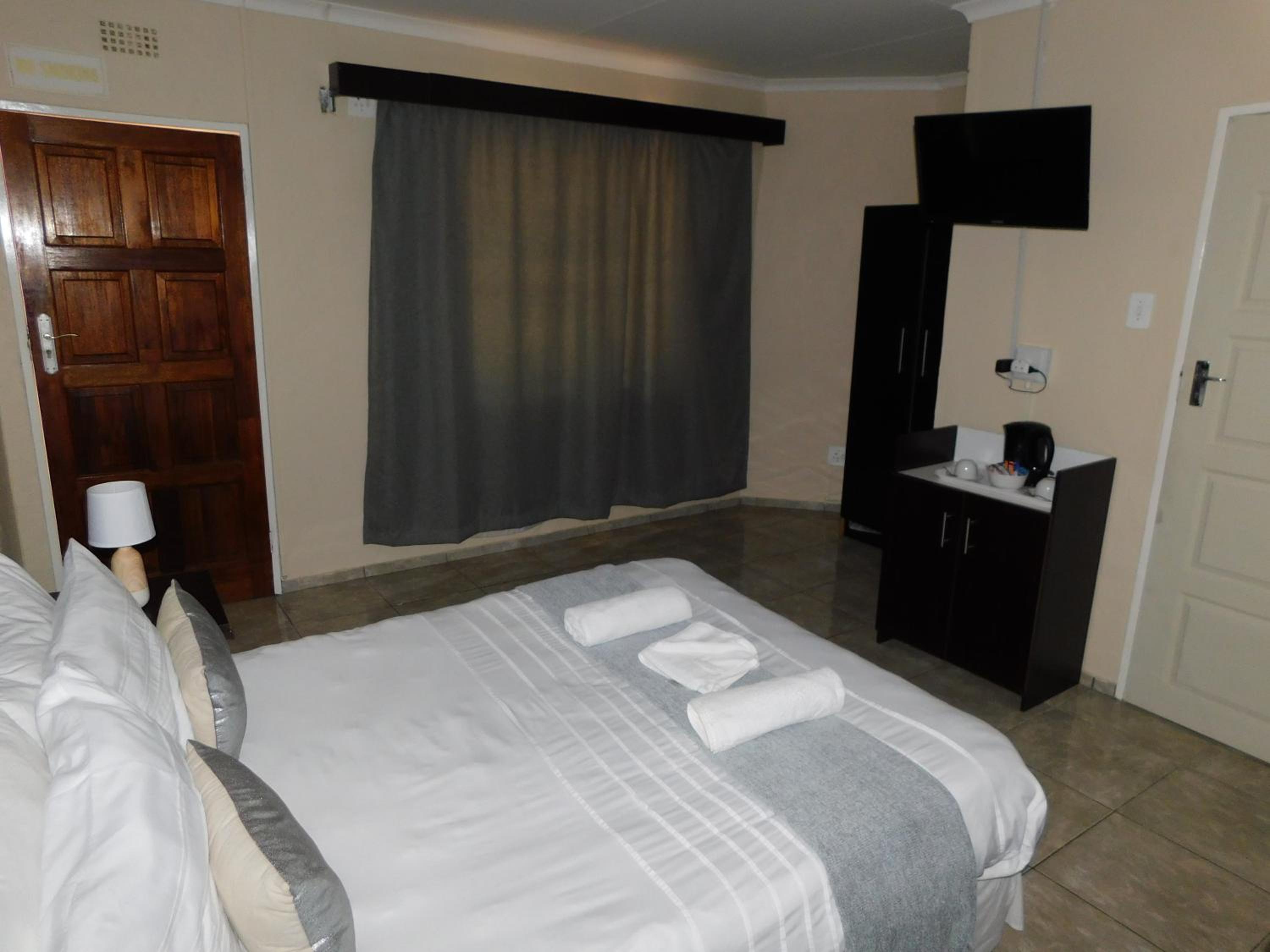 Deluxe Double Room with Shower - Photo 3