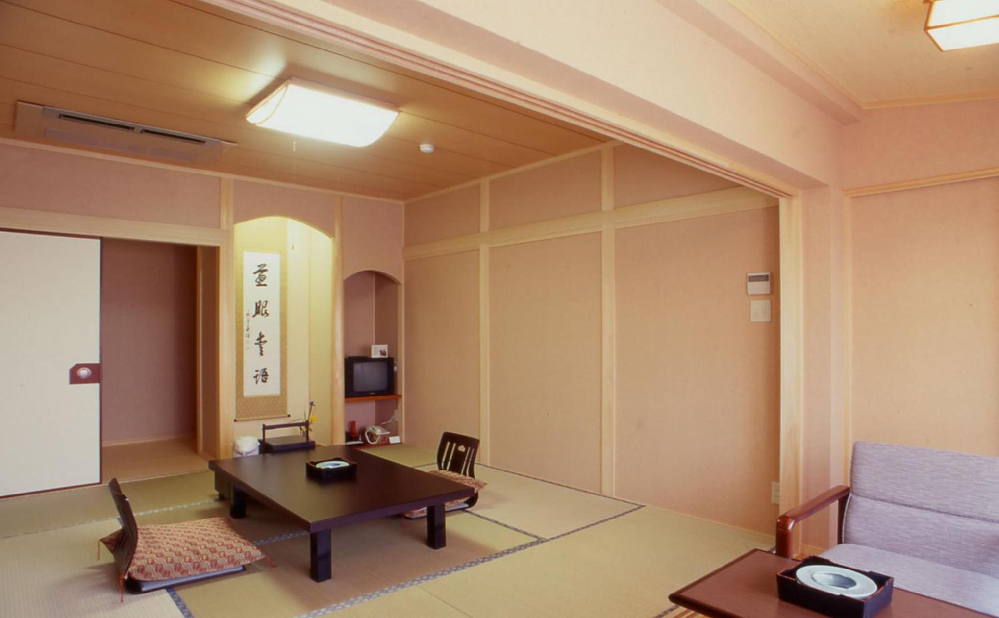 Japanese-Style Room with Shared Bathroom photo 3