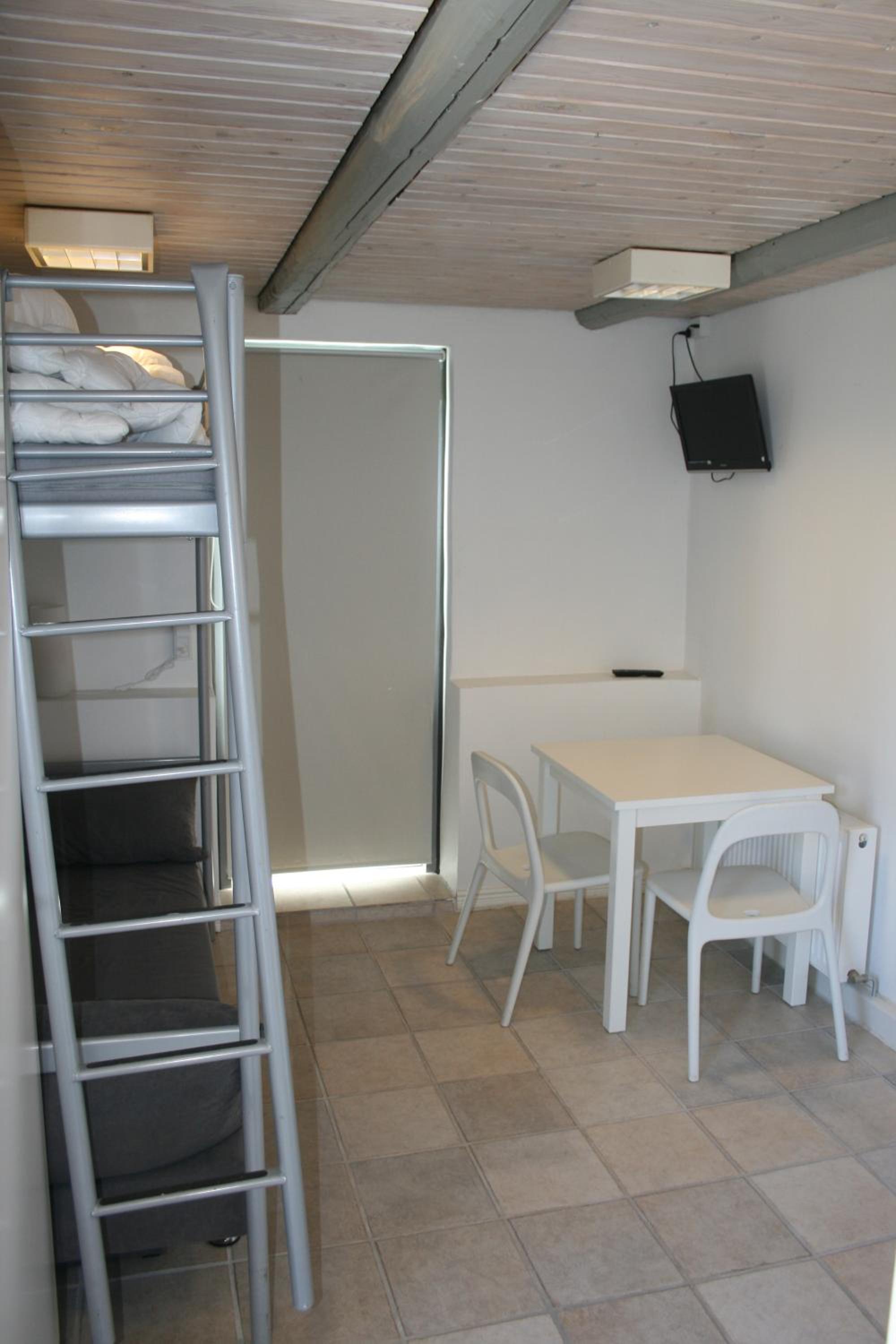 Studio Apartment with Shared Shower photo 3