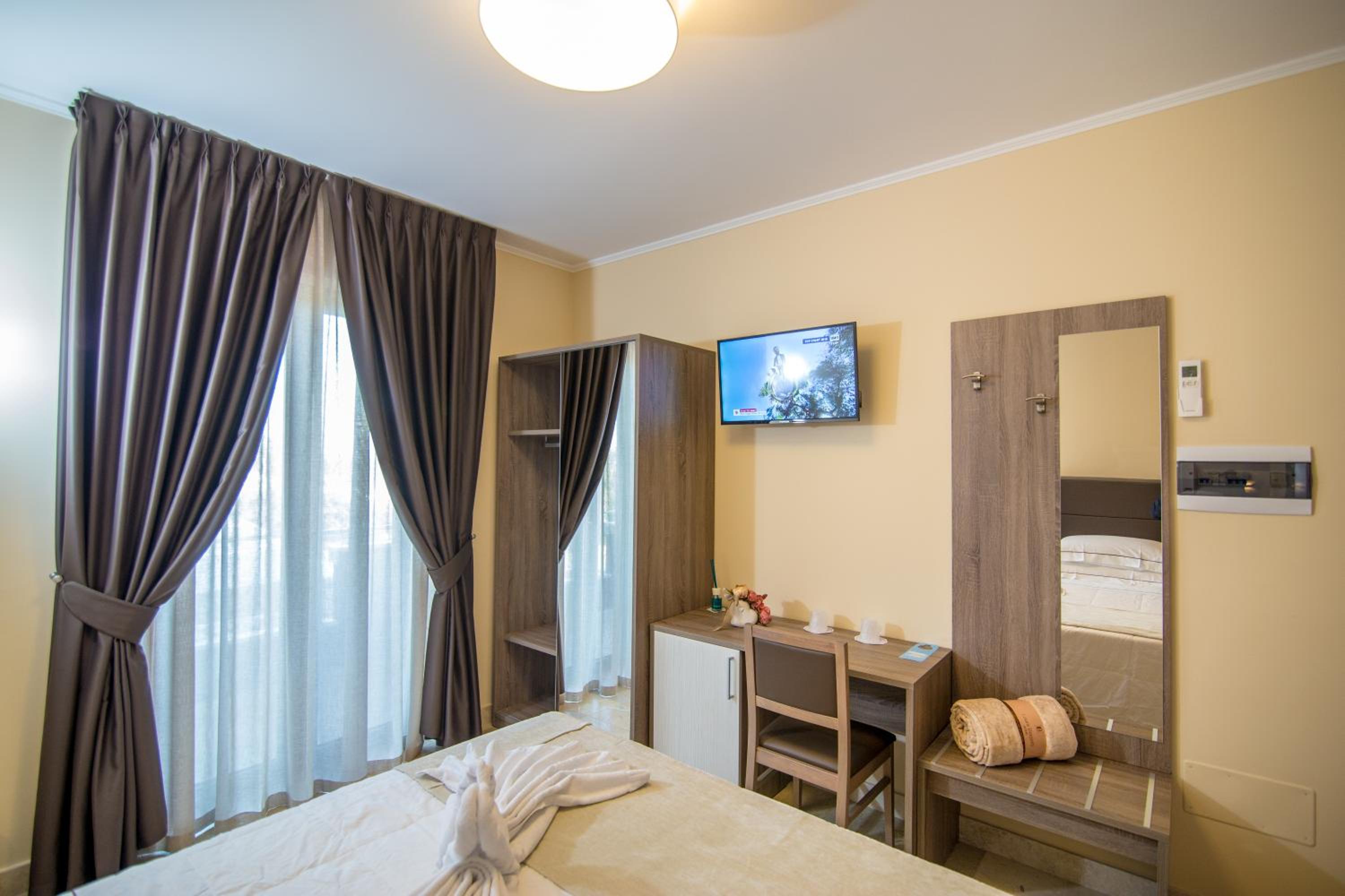 Large Double or Twin Room photo 1