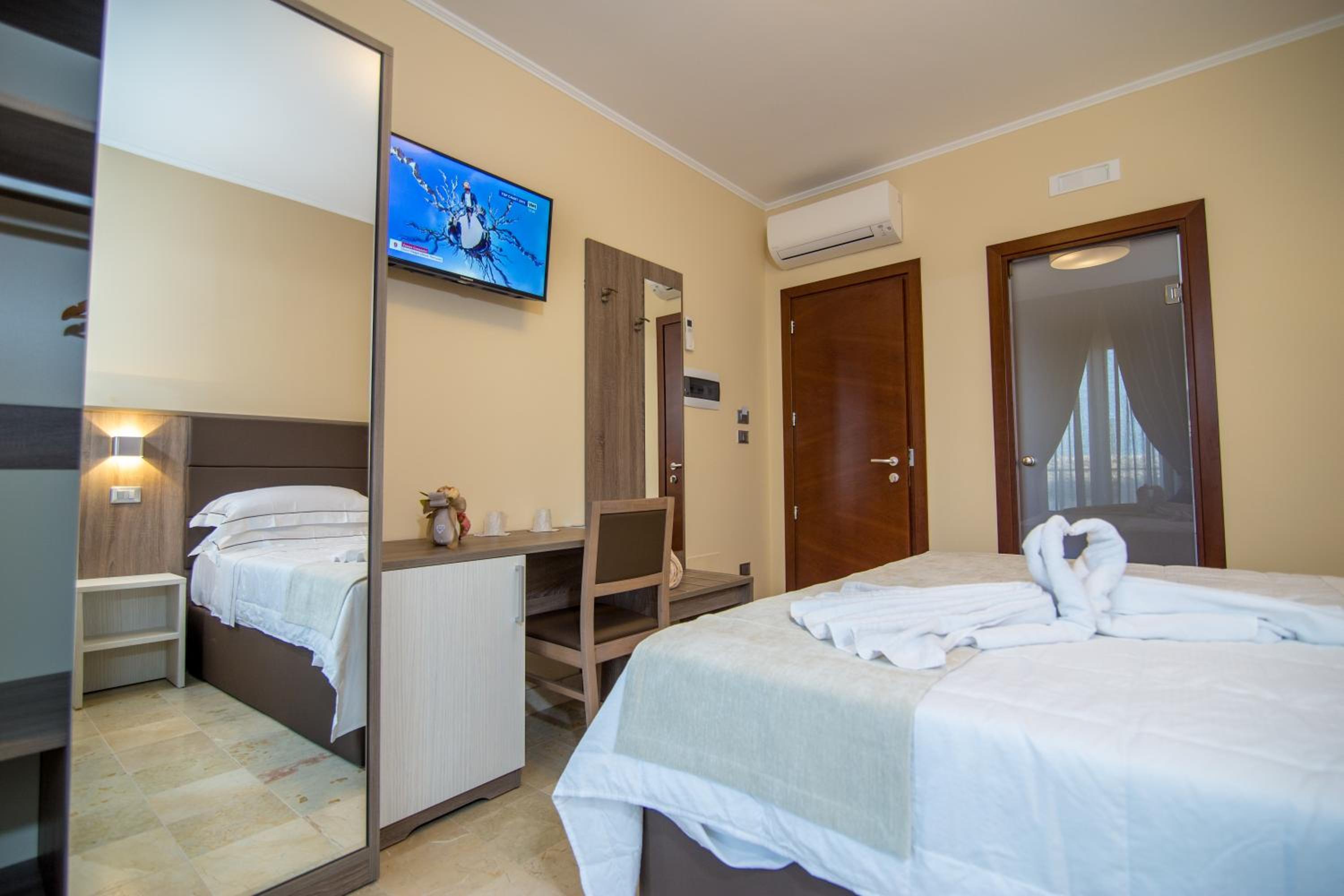 Large Double or Twin Room photo 2