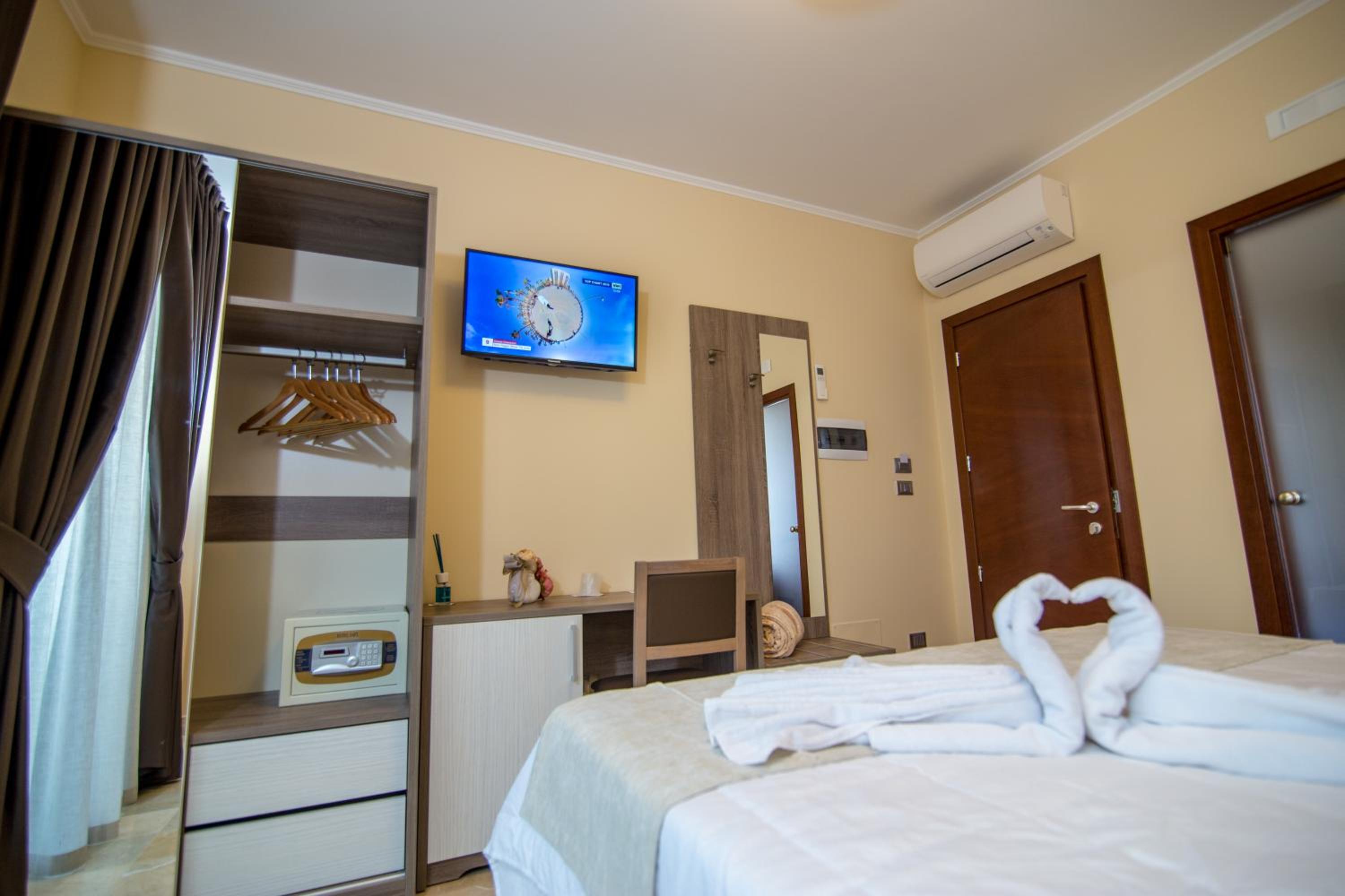 Large Double or Twin Room photo 3