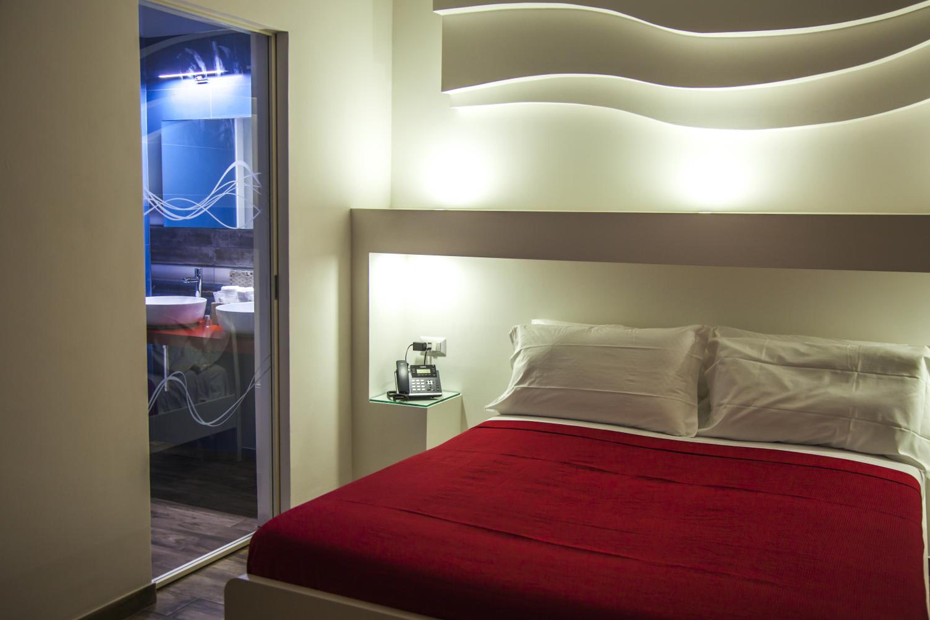 Deluxe Suite with Spa Bath - Photo 4