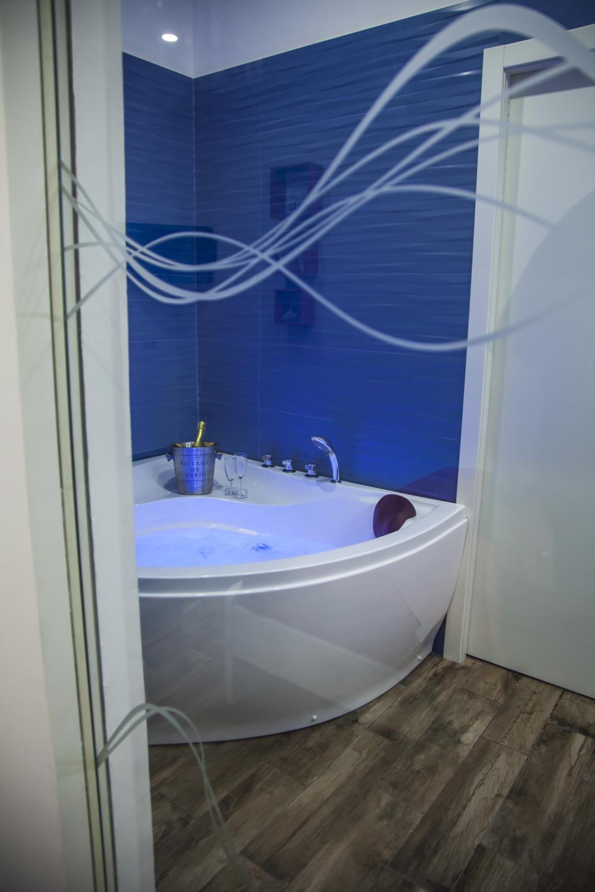Deluxe Suite with Spa Bath - Photo 3