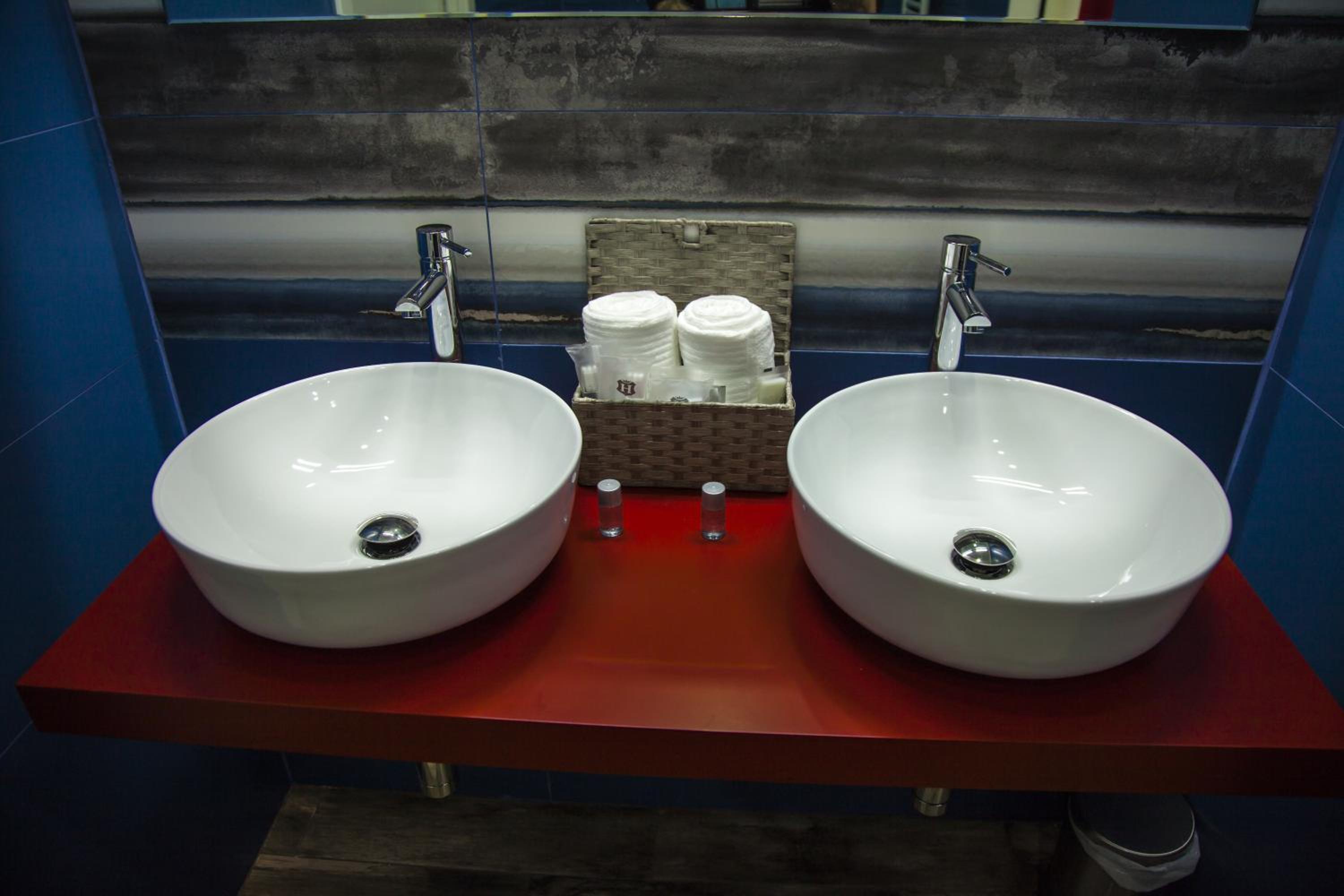 Deluxe Suite with Spa Bath - Photo 2