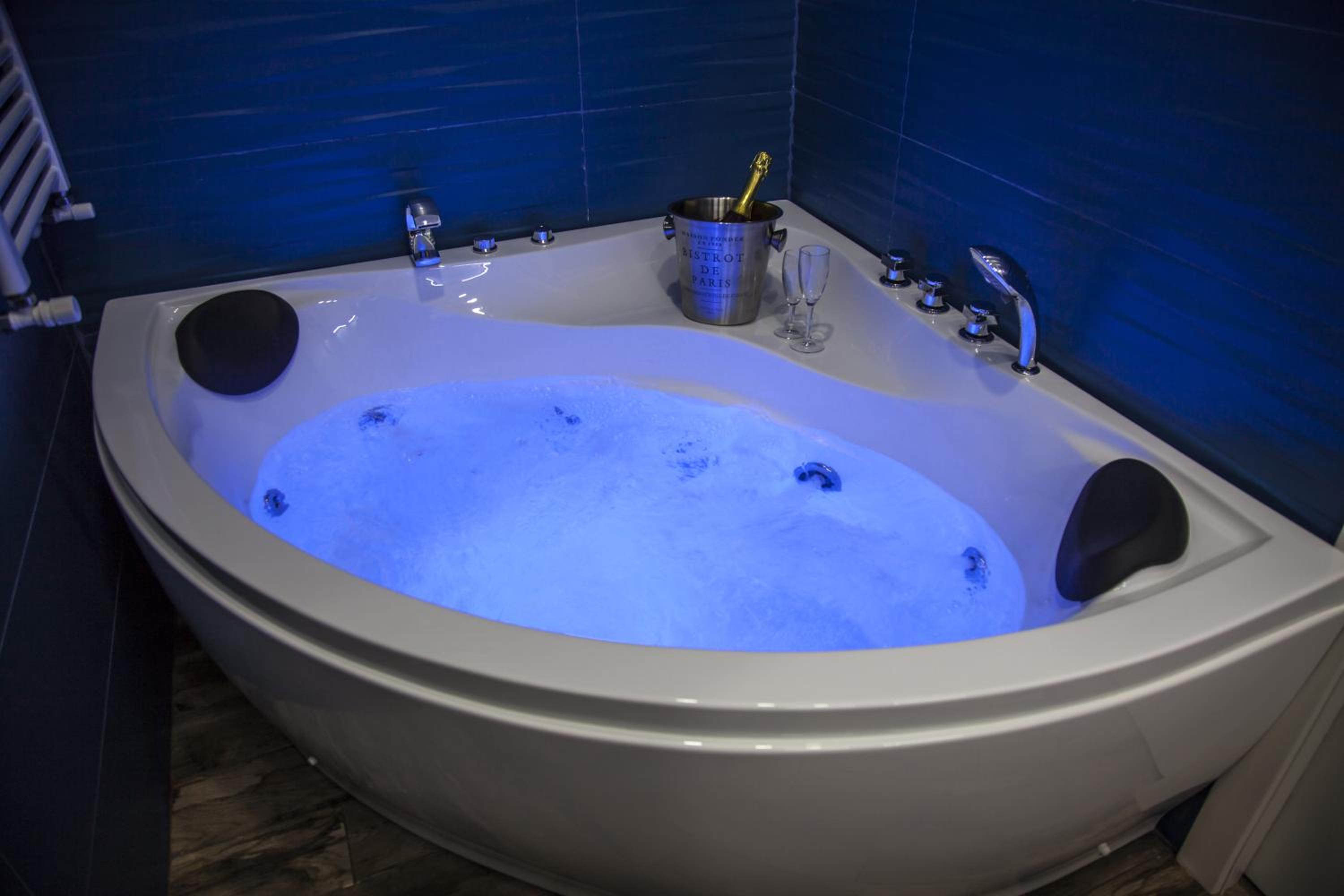 Deluxe Suite with Spa Bath - Photo 16