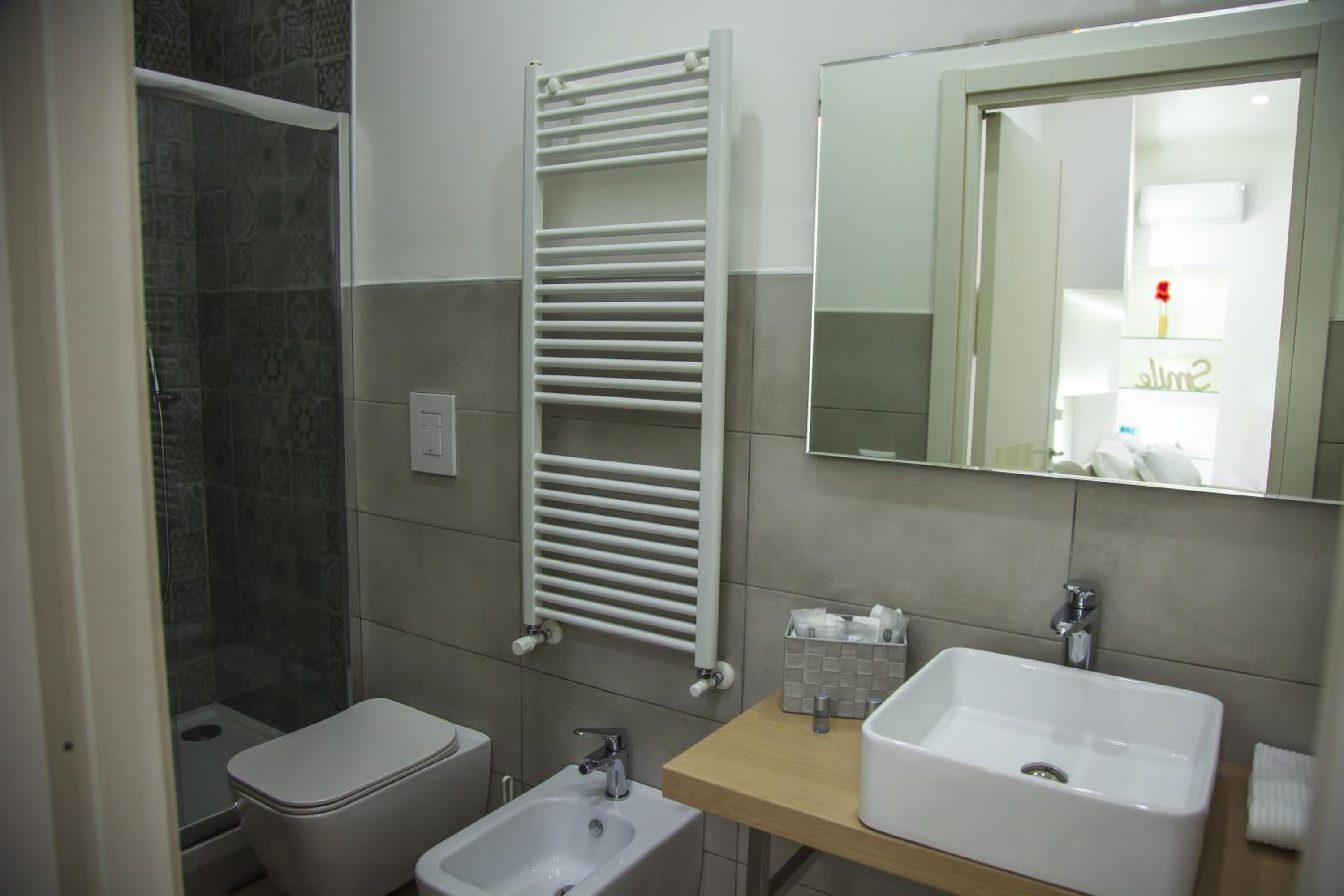 Deluxe King Room - Photo 11