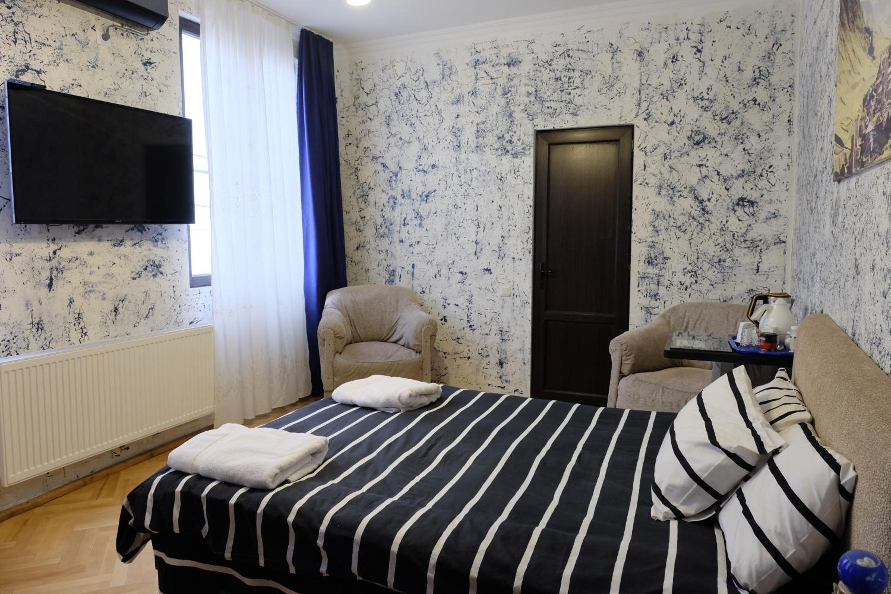 Deluxe Double Room with Balcony - Photo 6