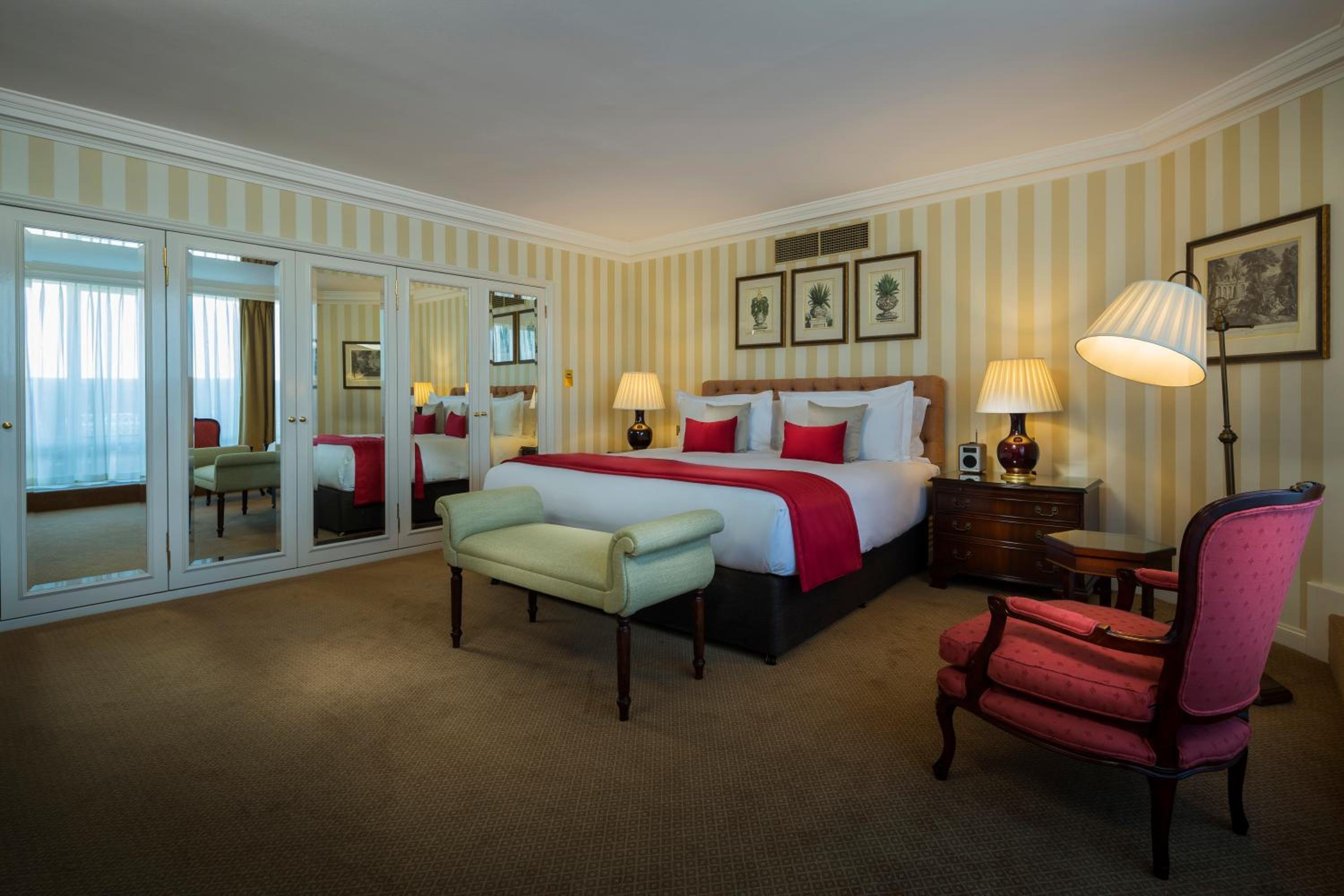 Deluxe Four Bedroom Apartment with Park View photo 3