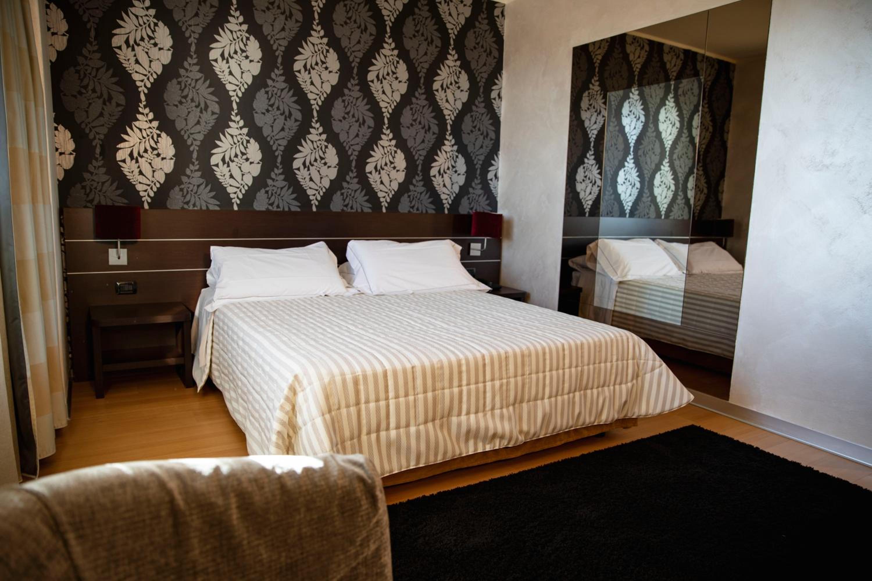 Standard Suite - Photo 3