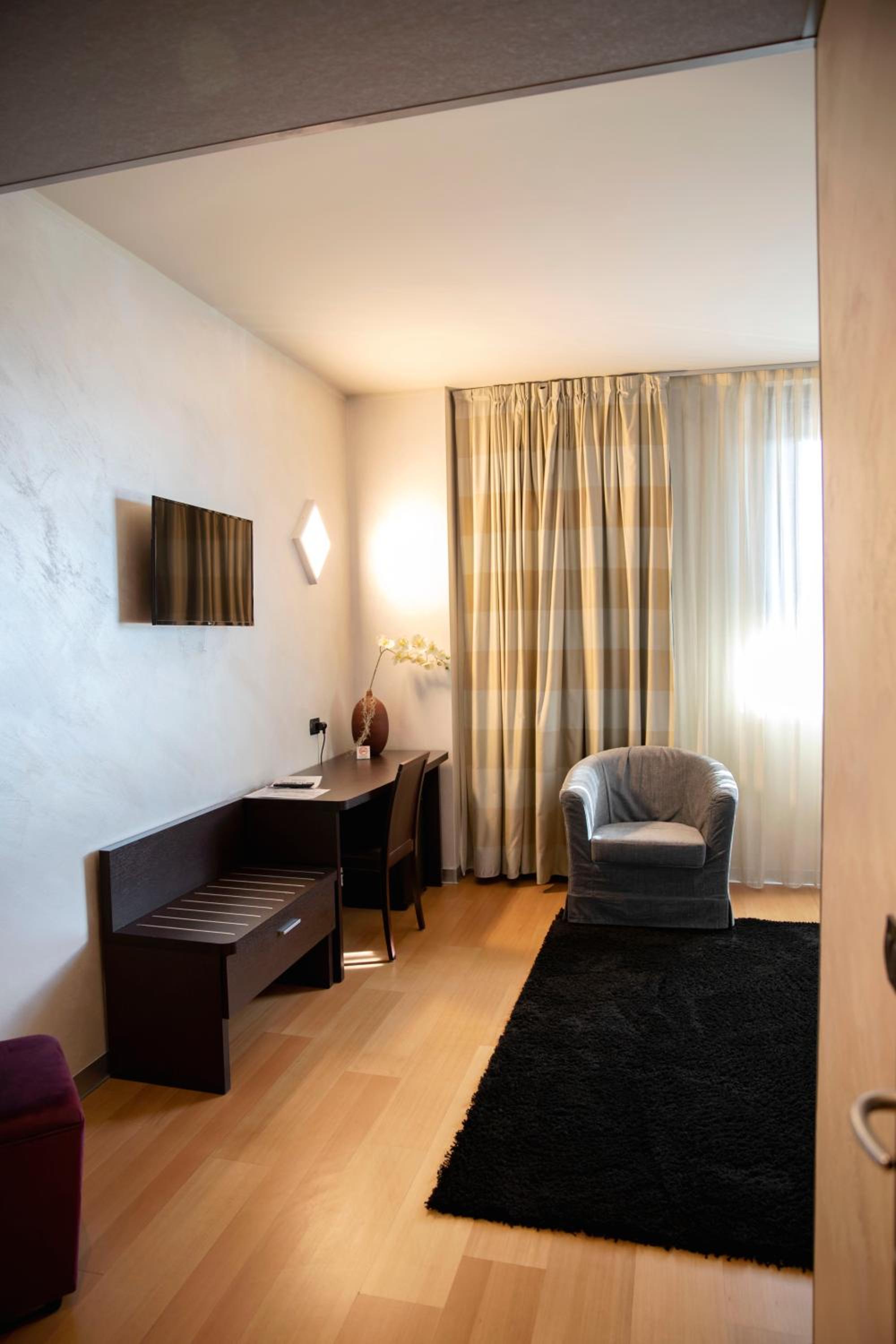 Standard Suite - Photo 4