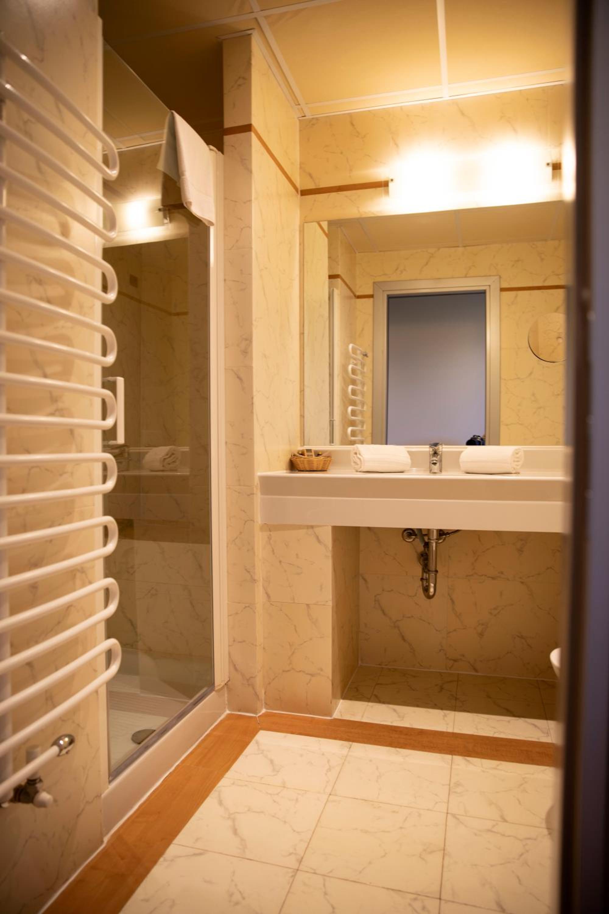 Twin Room - Photo 8