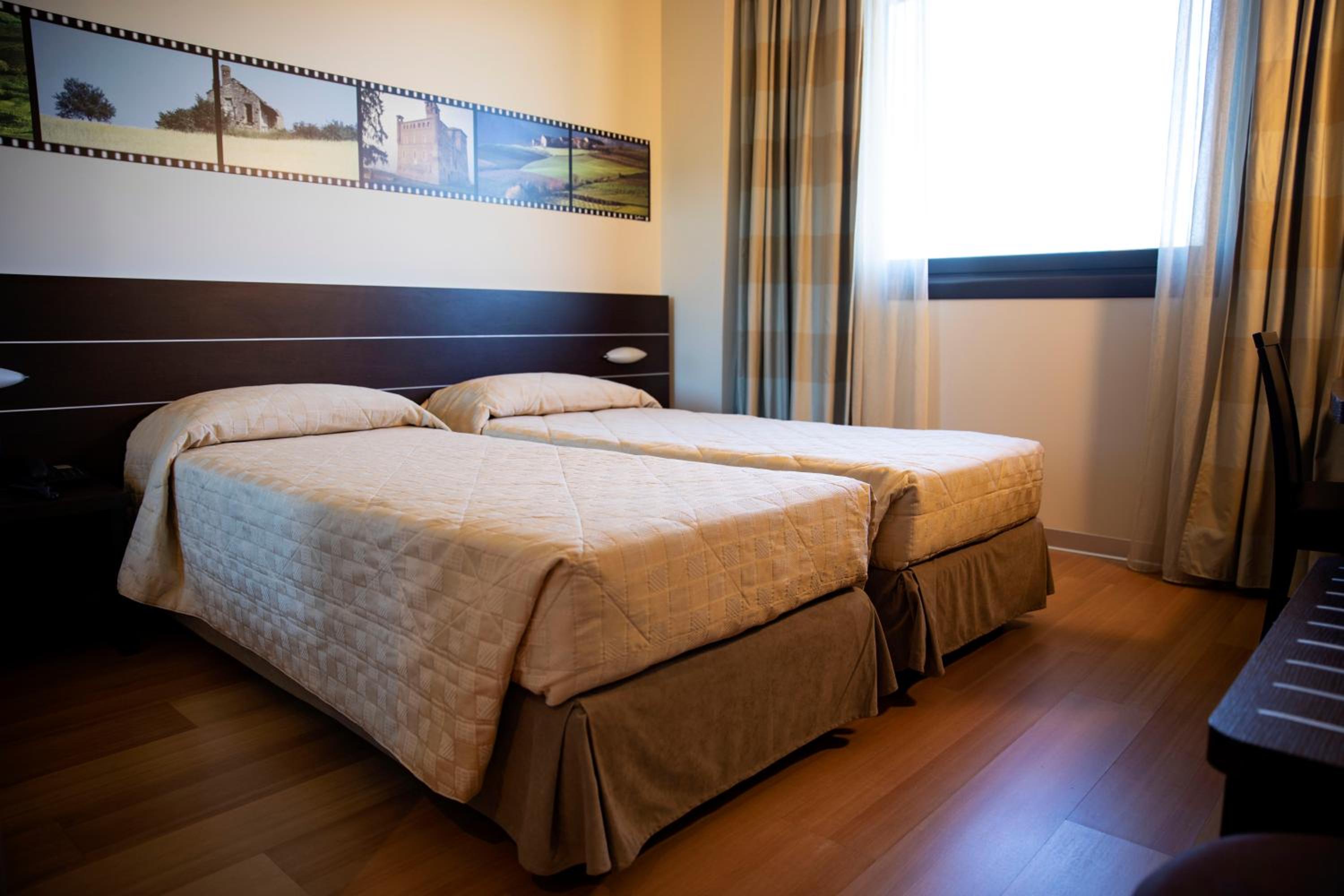Twin Room - Photo 5