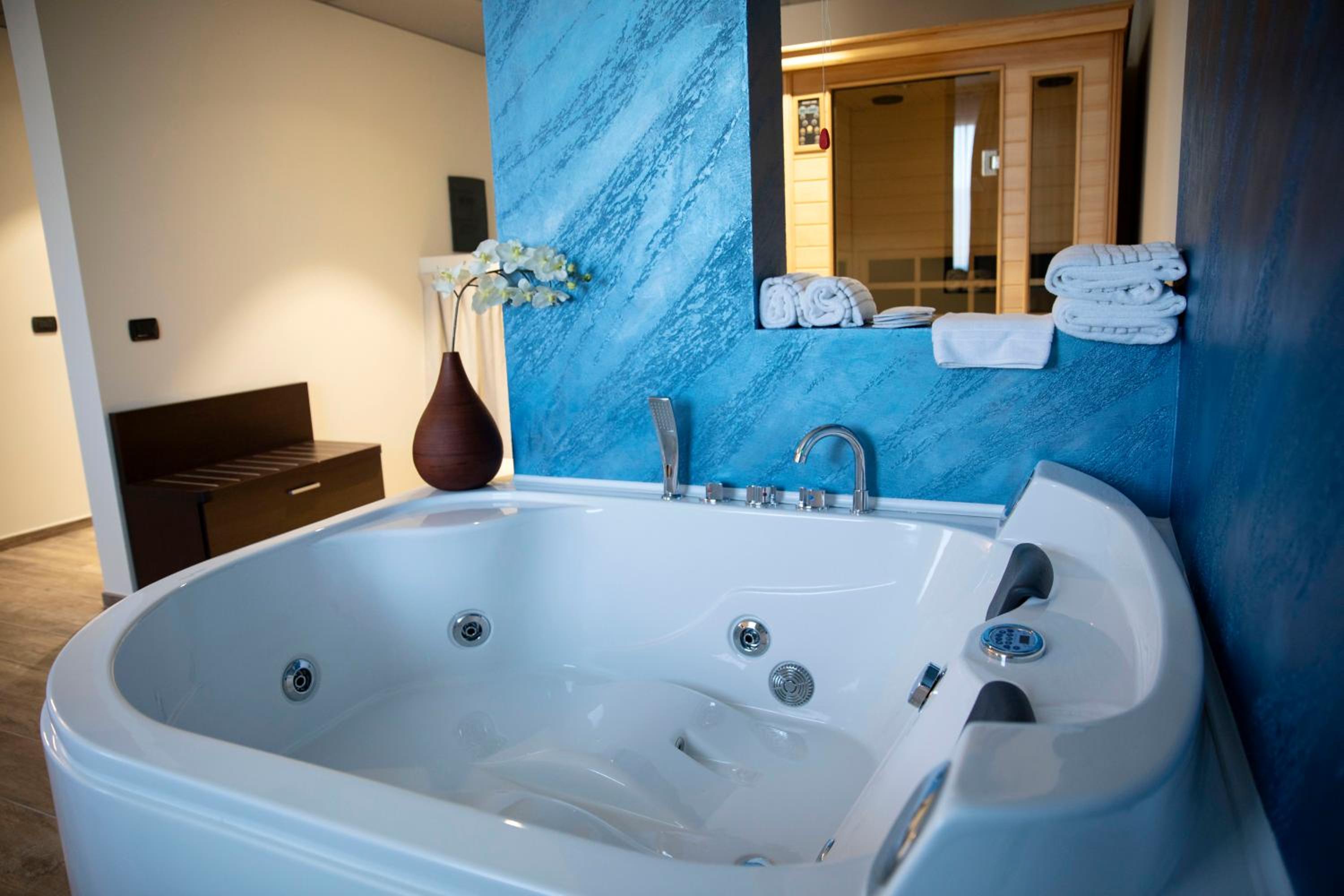Suite With Spa Access - Photo 15