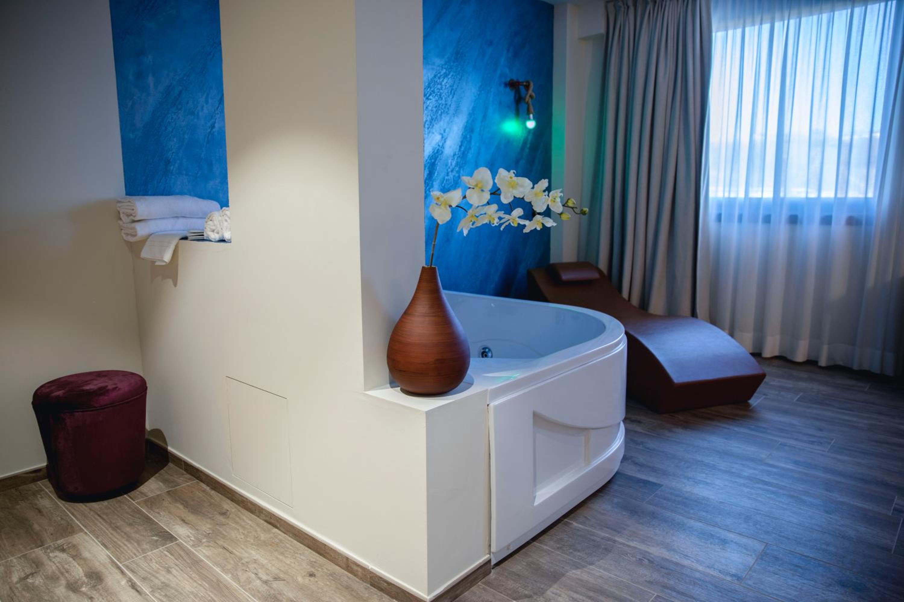 Suite With Spa Access - Photo 16