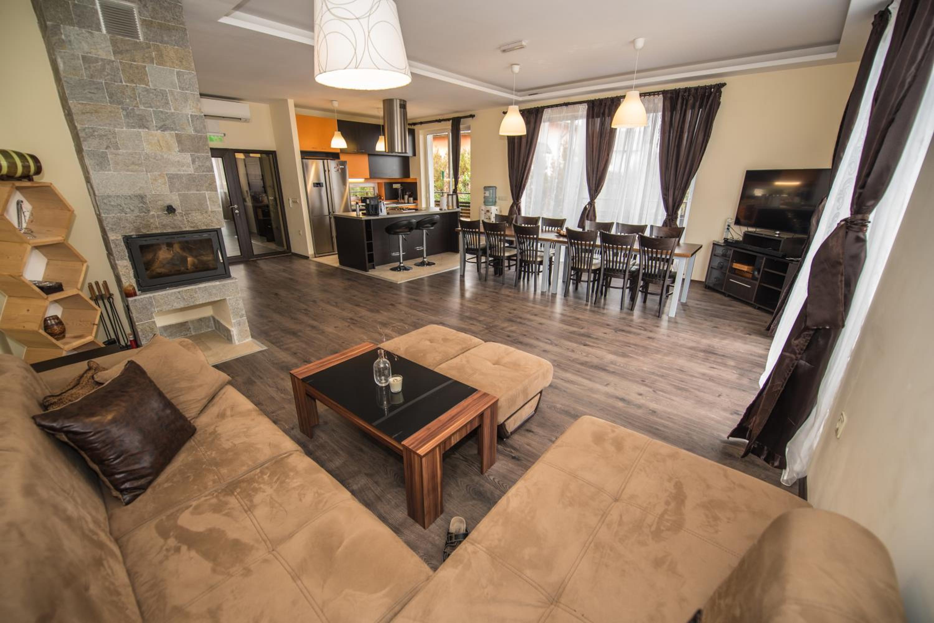 Eight-Bedroom House photo 1