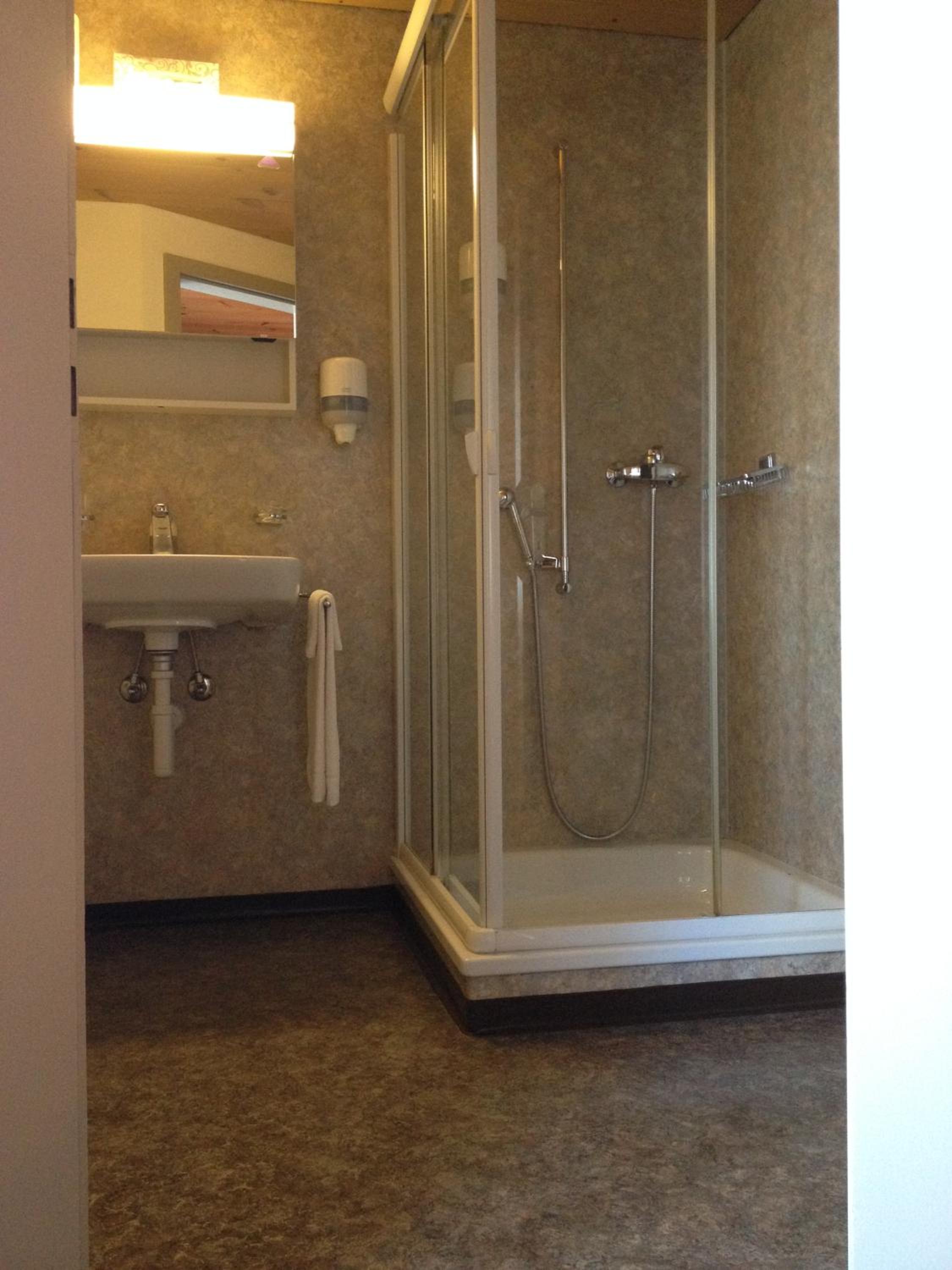 Small Single Room with Shared Bathroom photo 3