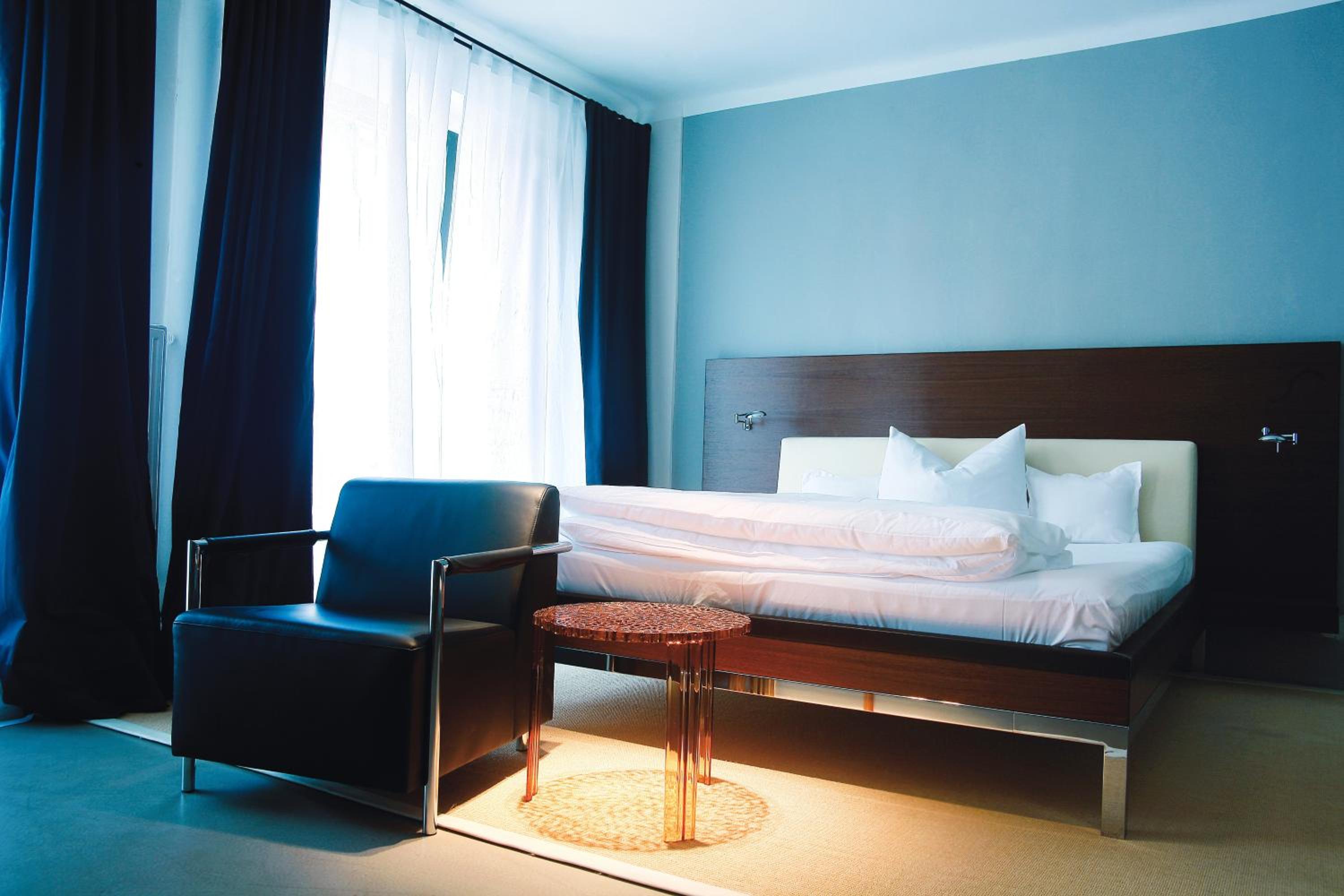 Suite - Photo 1
