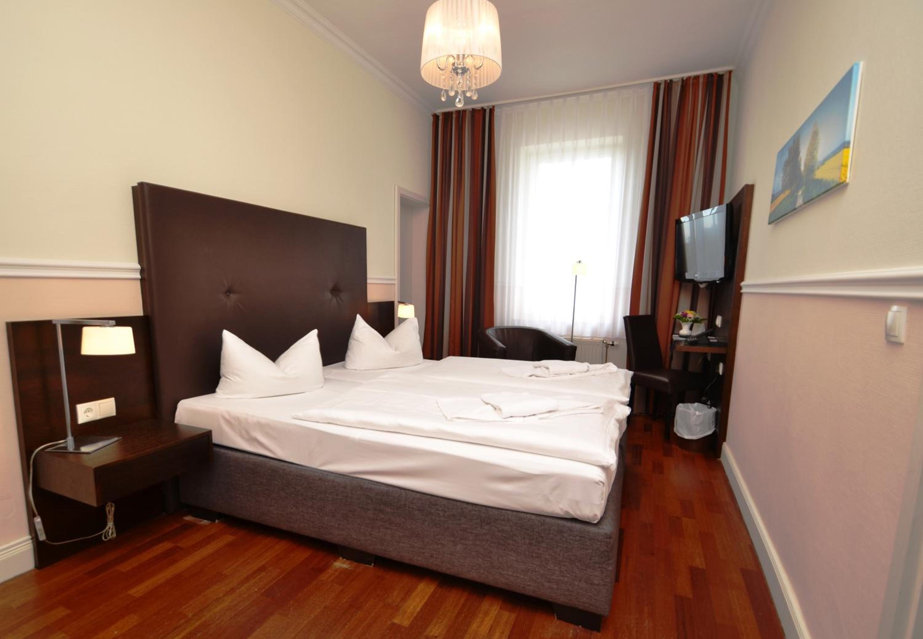 Family Room (2 Adults + 2 Children) - Photo 3