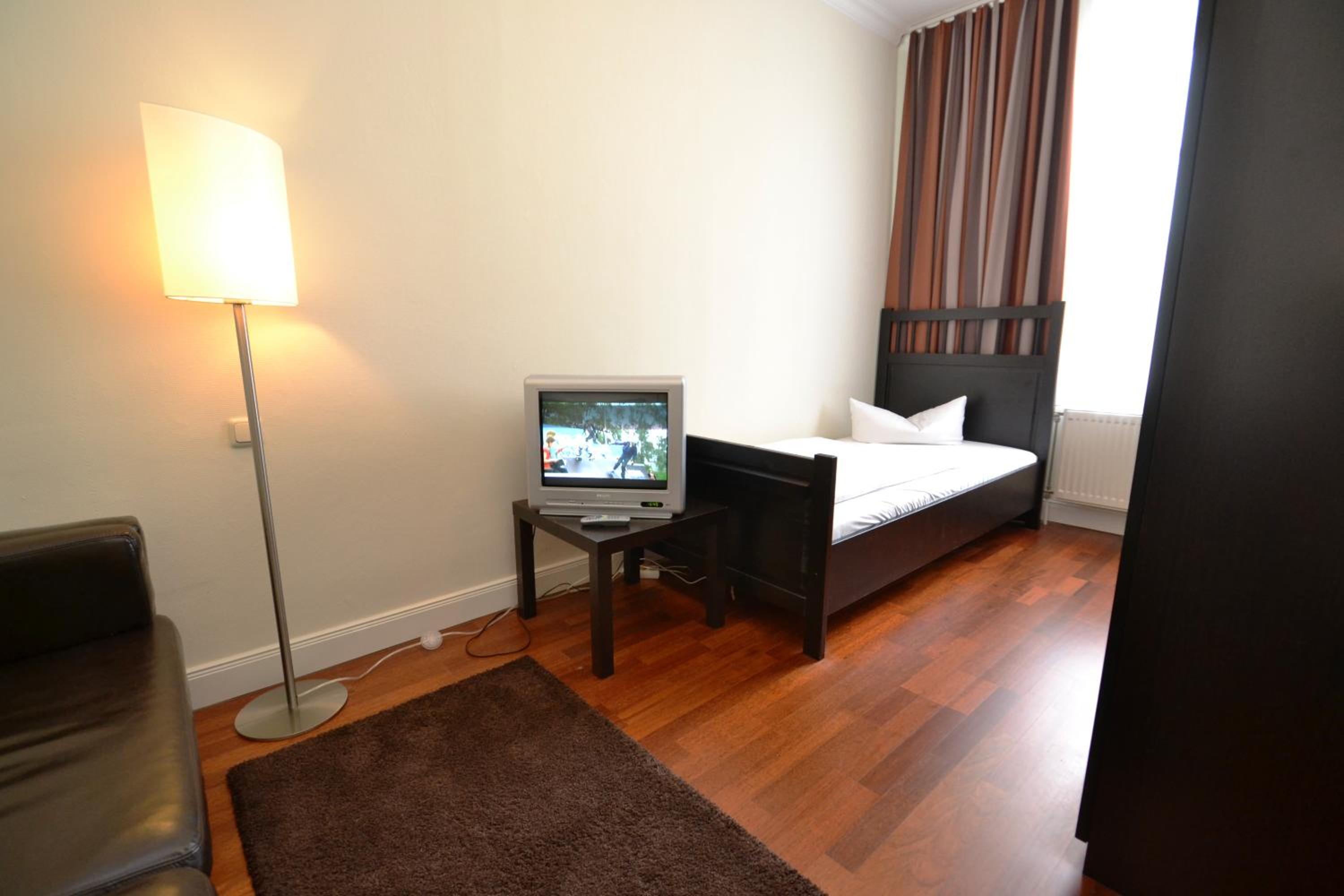 Family Room (3 Adults) photo 2