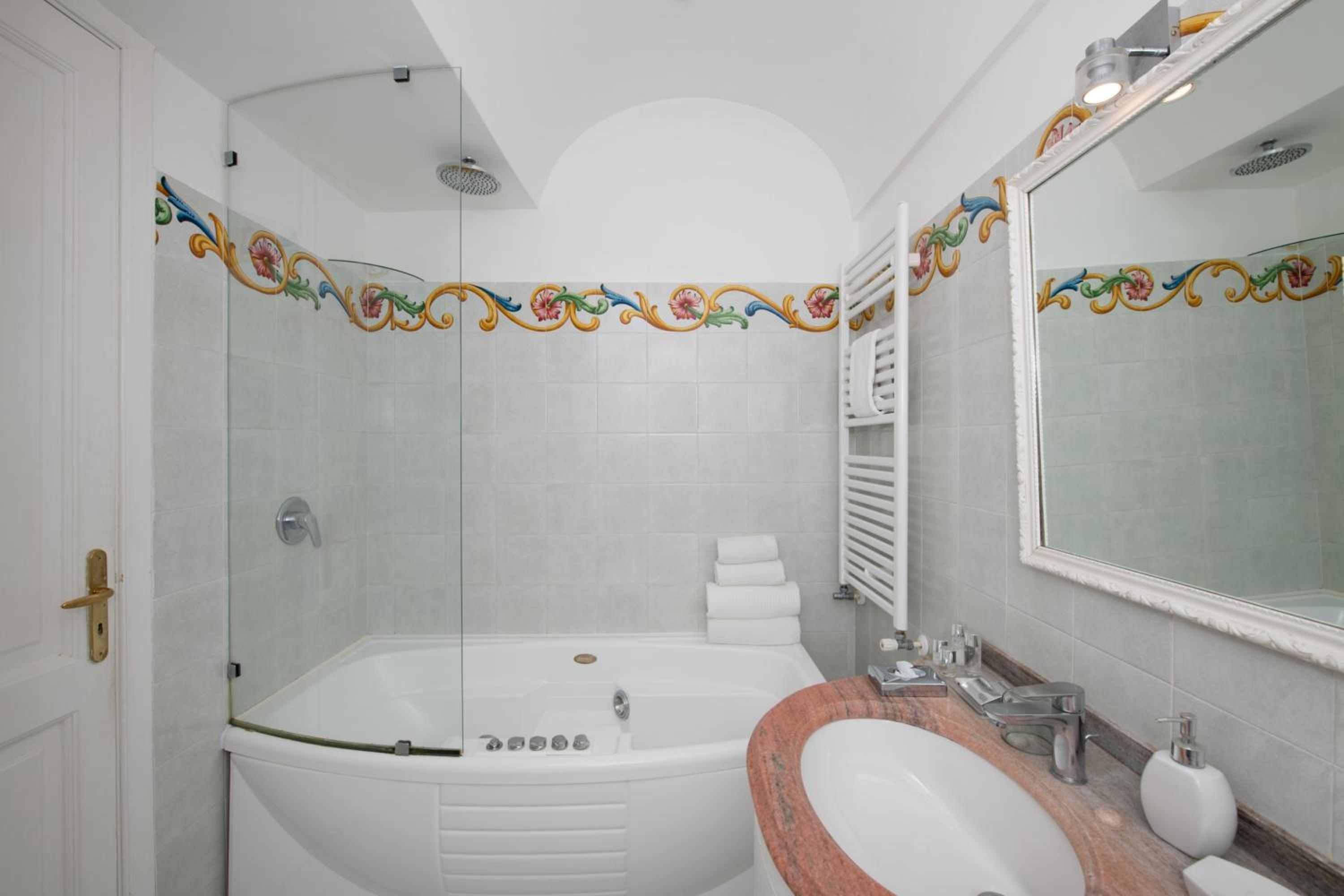 Superior Double Room with Sea View - Photo 3