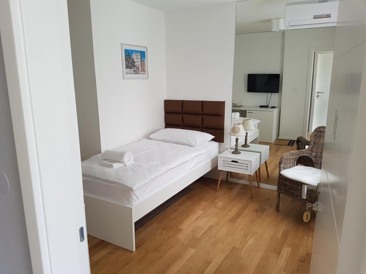 Single Room with Private Bathroom photo 3