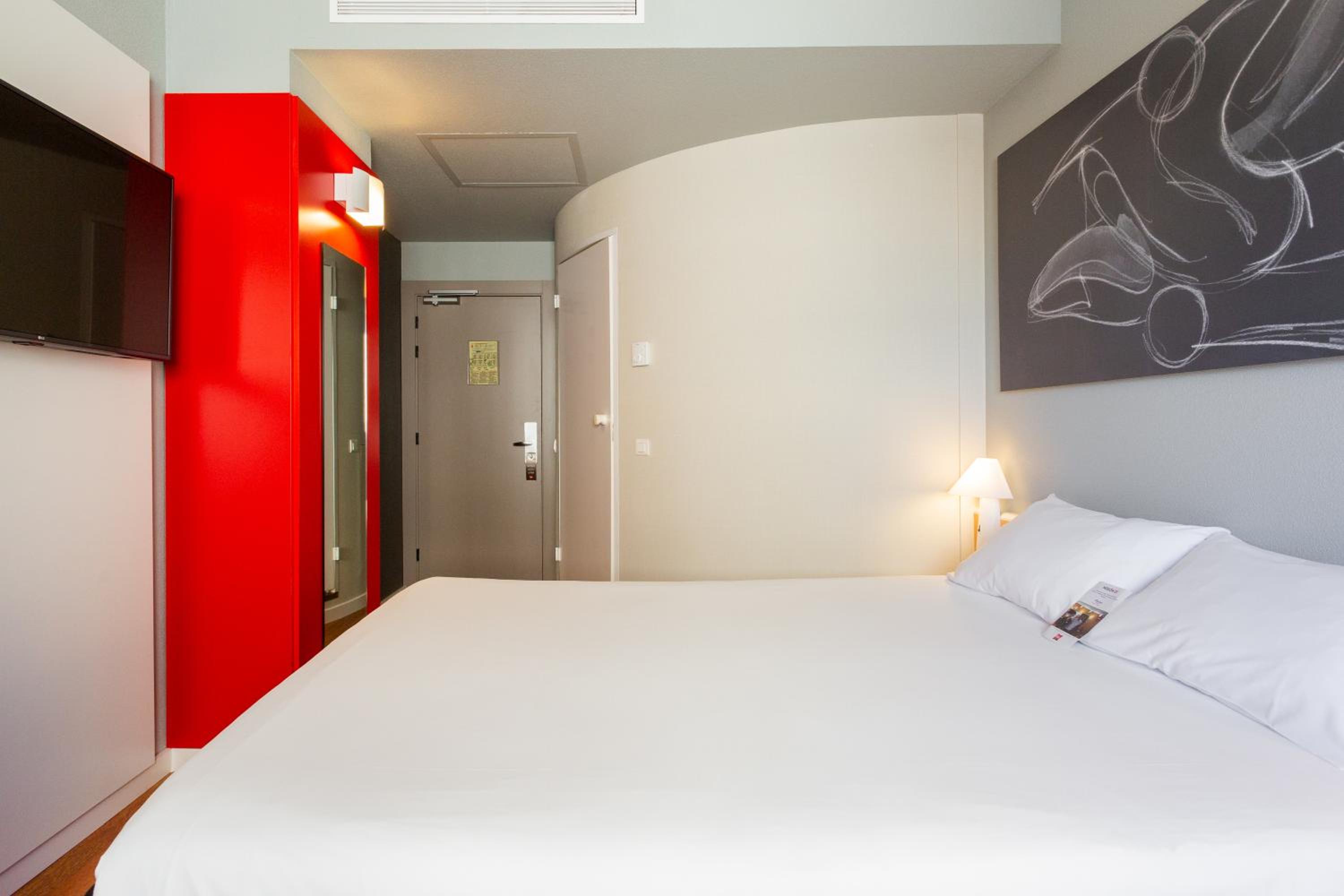 Standard Double Room - Photo 9