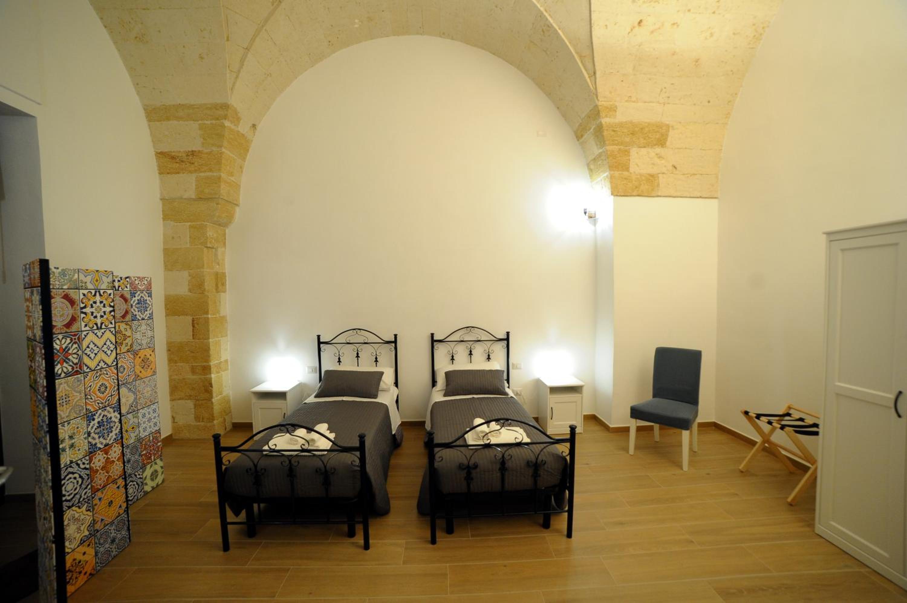 Double or Twin Room with Private Bathroom - Photo 3