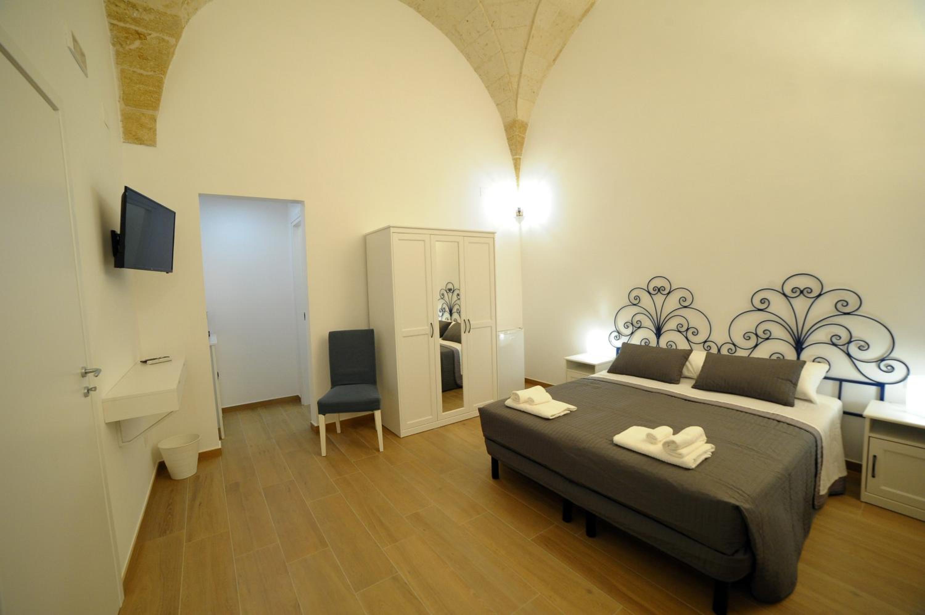 Double Room with Private Bathroom - Photo 8